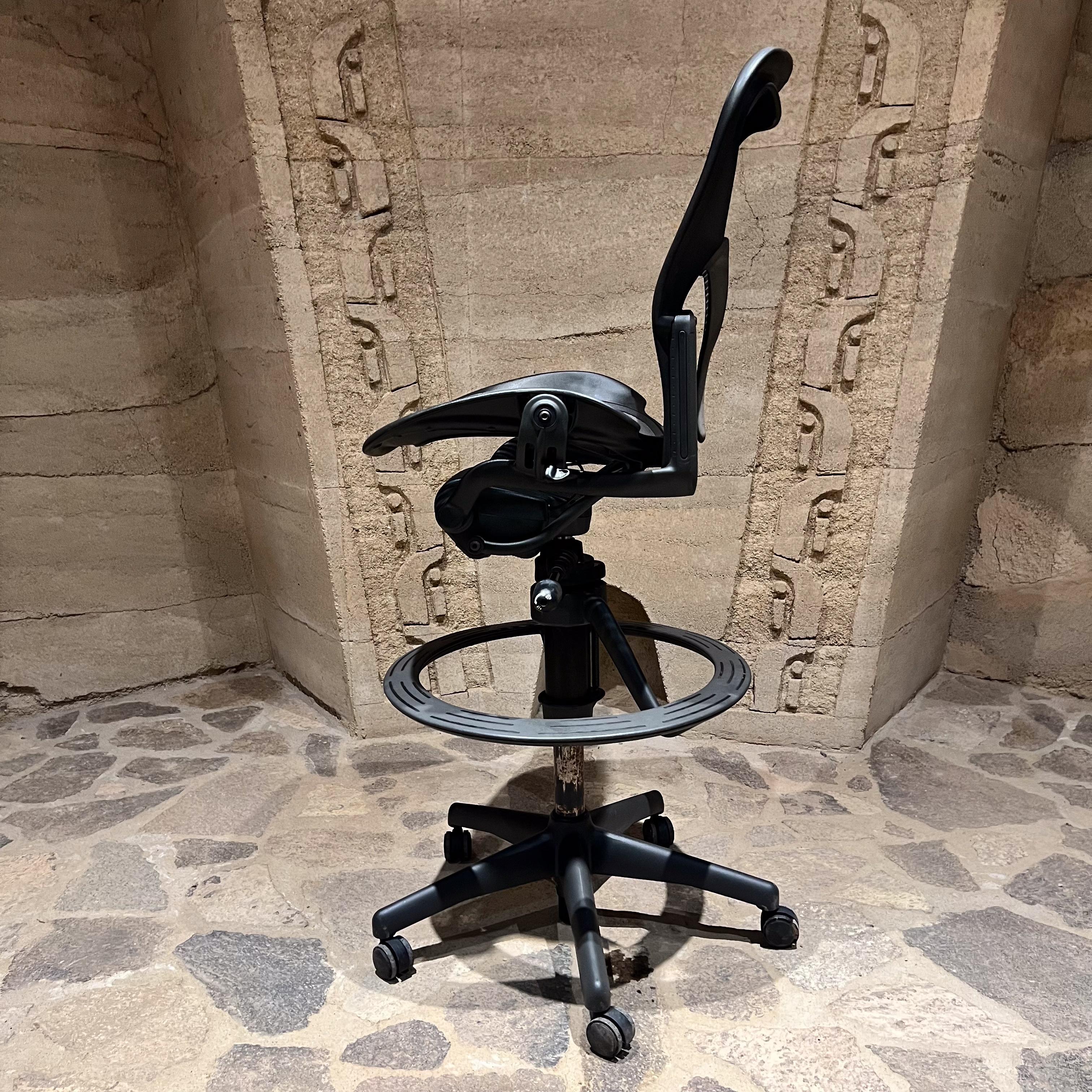 Americano Sedia da ufficio regolabile classica Herman Miller Aeron Mesh Tall Stool in vendita