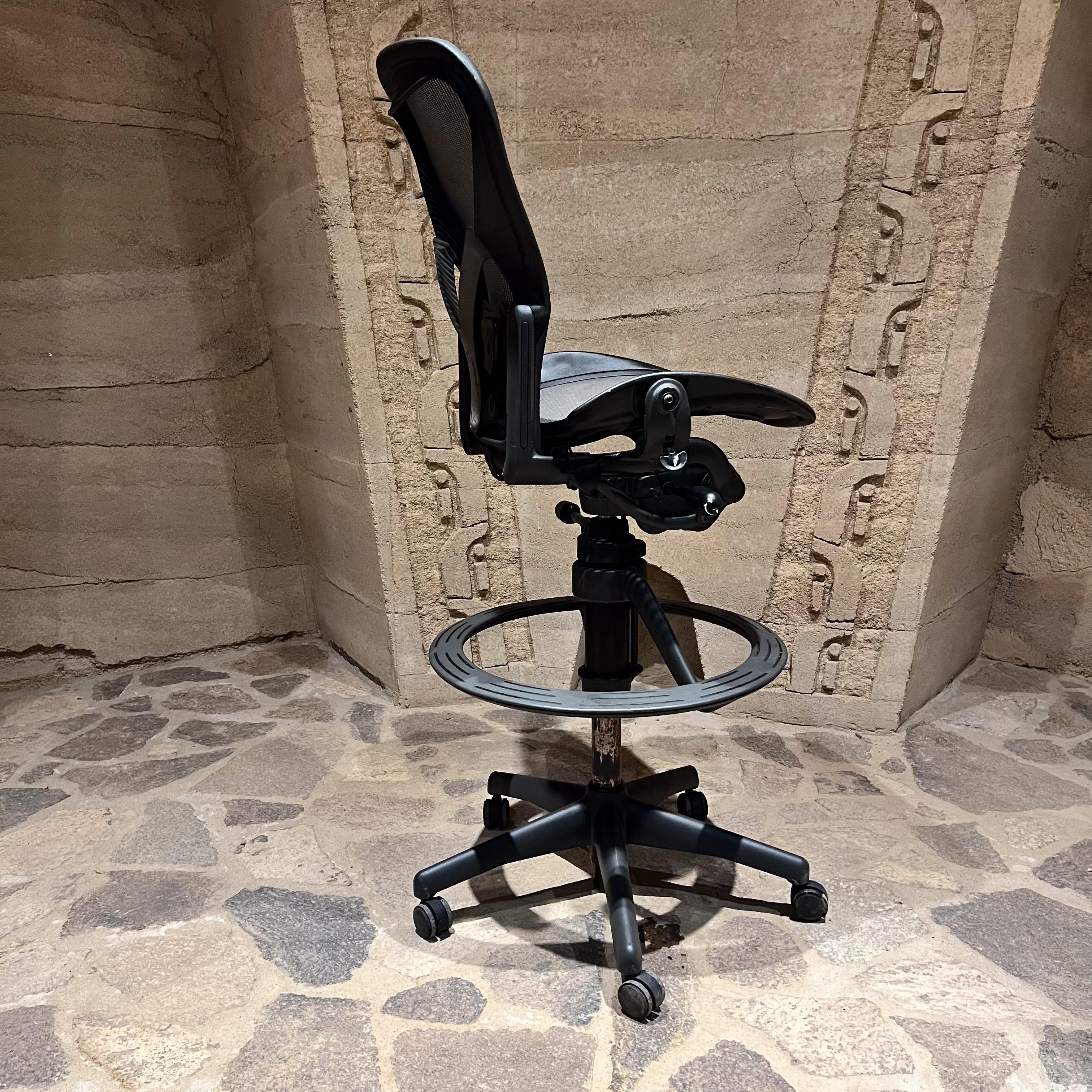 XX secolo Sedia da ufficio regolabile classica Herman Miller Aeron Mesh Tall Stool in vendita