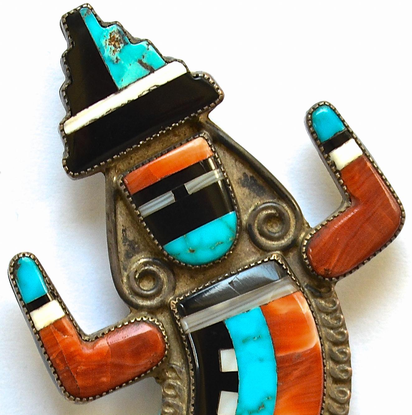 Klassische, historische und seltene Zuni-Regenbogen-Tänzer-Anstecknadel von Merle Edaakie (Indigene Kunst (Nord-/Südamerika)) im Angebot