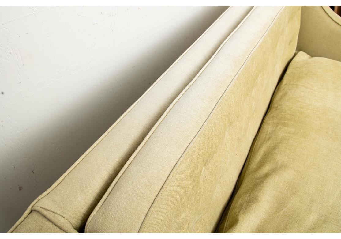 Ein außergewöhnlicher Rahmen aus den 1930er-1940er Jahren. Ein mit hellgrünem/salbeifarbenem Samt gepolstertes Sofa mit getufteter Rückenlehne, weichem, mit Federn gefülltem Einzelsitz, schlangenförmigen Armlehnen, rahmengenähten Nähten und 5 spitz
