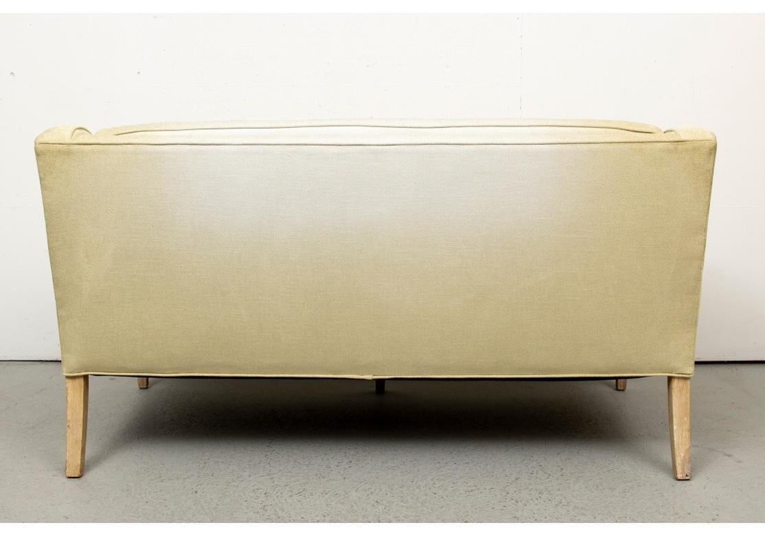 Classic Hollywood Regency Light Green / Sage Button Tufted Sofa (Holz) im Angebot
