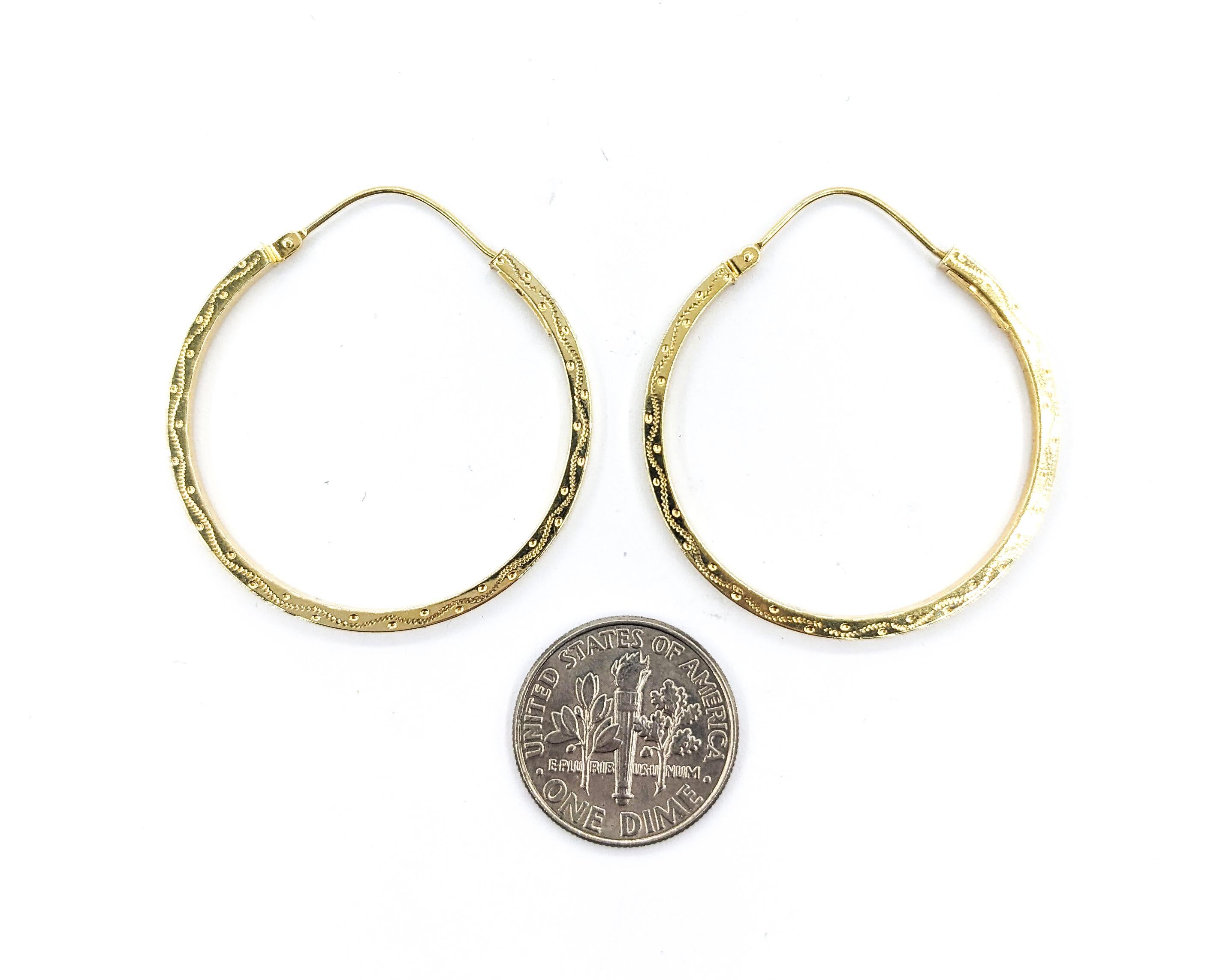 Classic Hoop Earrings In Yellow Gold In Excellent Condition For Sale In Bloomington, MN