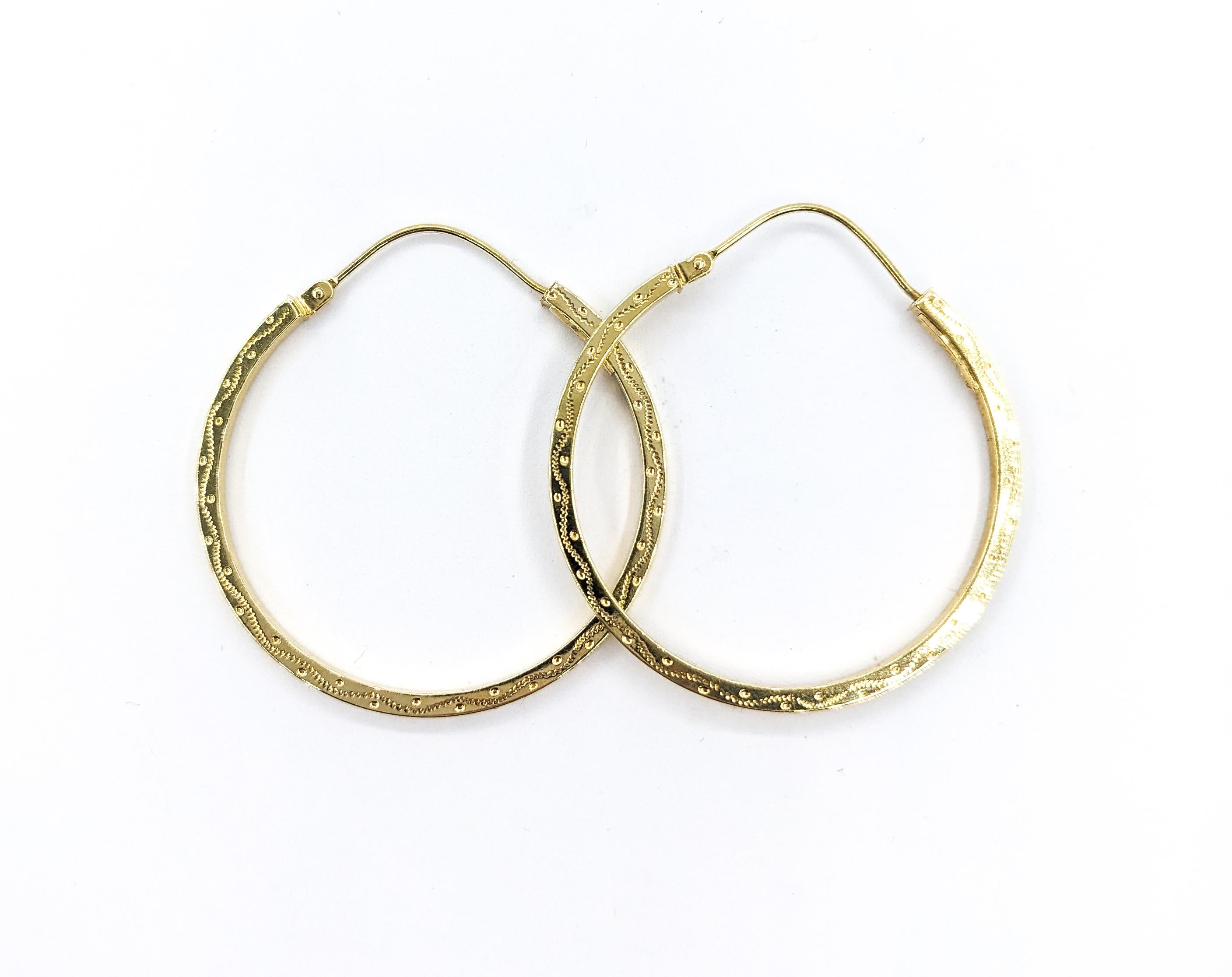 Women's Classic Hoop Earrings In Yellow Gold For Sale