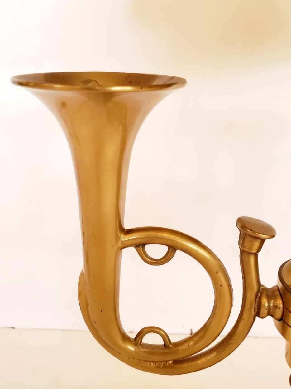 Classic Horn Motife Brass Table Lamp In Good Condition For Sale In Hopewell, NJ