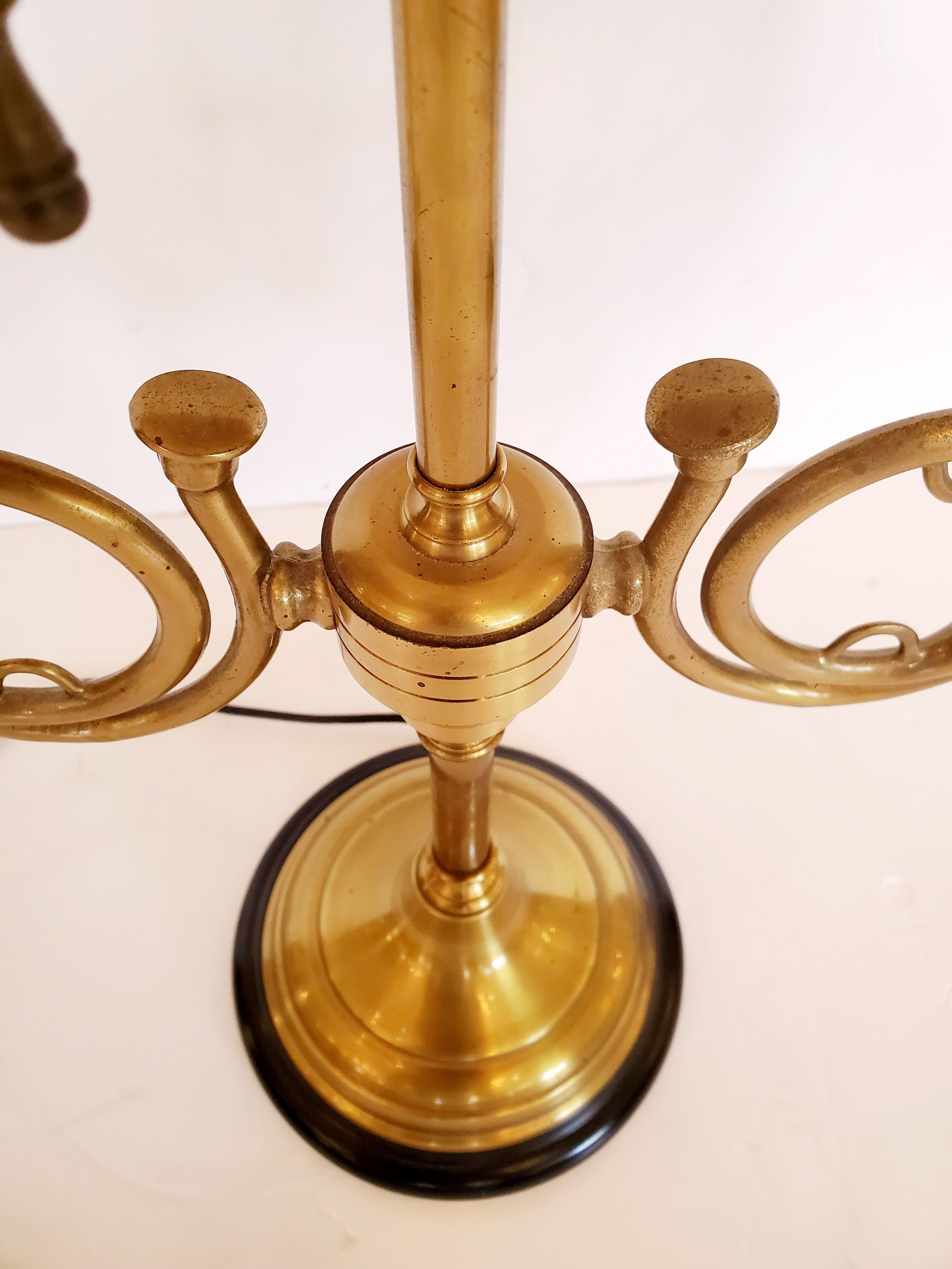 XXIe siècle et contemporain Lampe de bureau classique en laiton en forme de corne mouchetée en vente