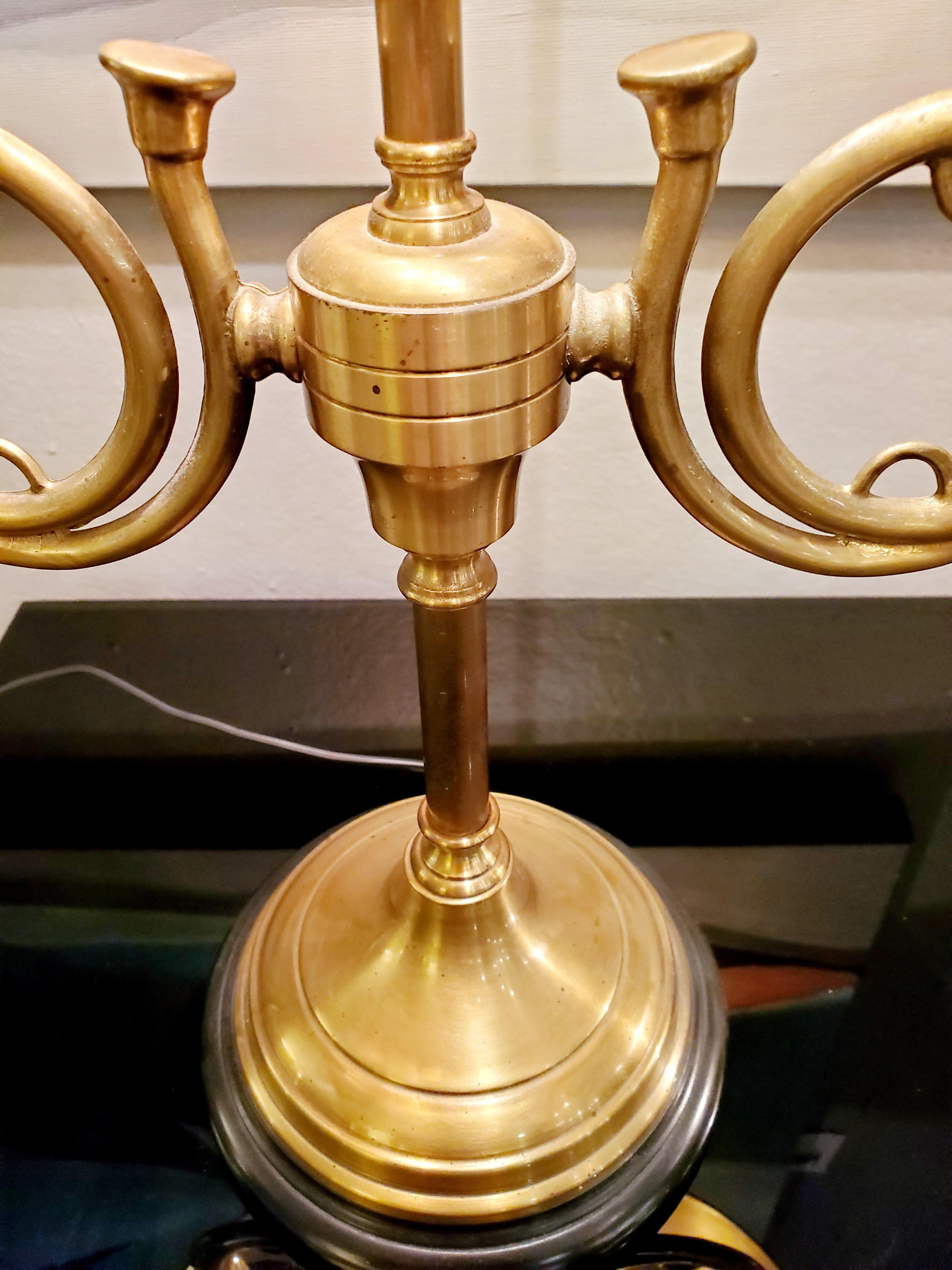 Laiton Lampe de bureau classique en laiton en forme de corne mouchetée en vente