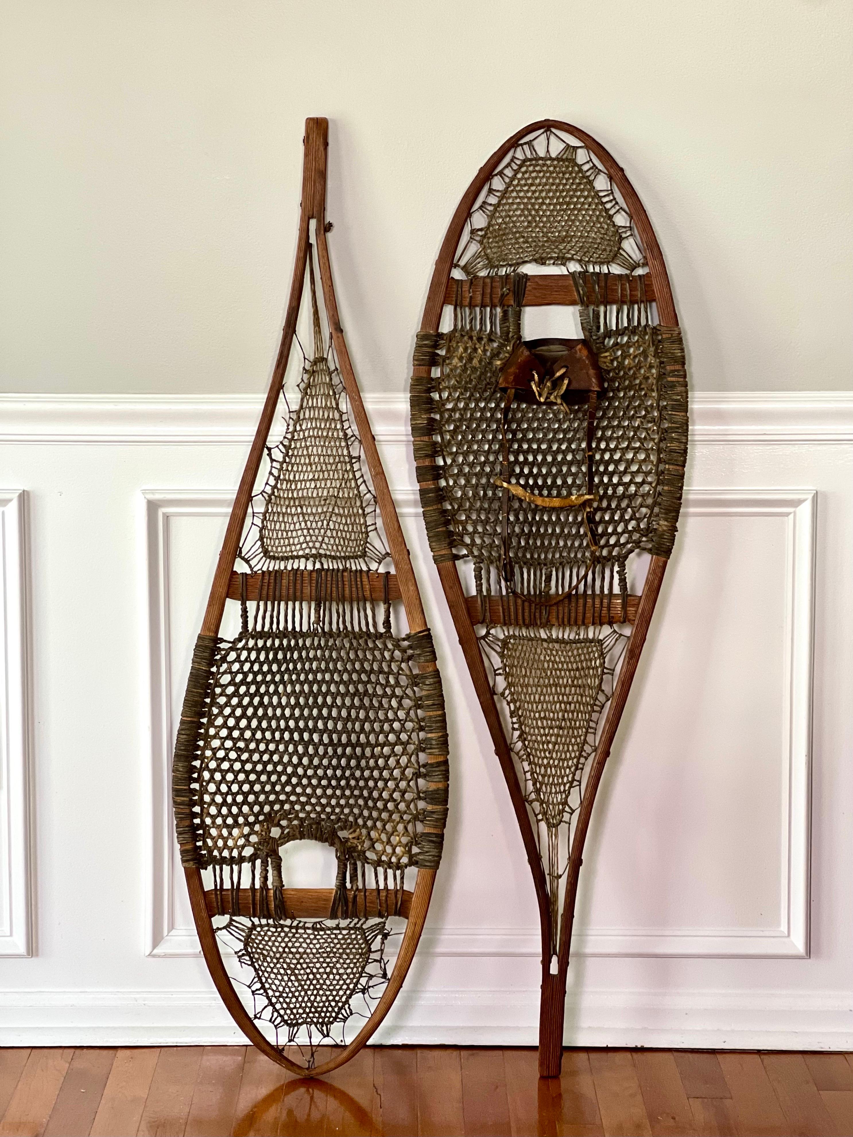 Un paio di racchette da neve classiche Huron, ben rifinite.  Questo stile veniva utilizzato nelle regioni del Canada meridionale e degli Stati Uniti nord-orientali, spesso per la caccia e la cattura in terreni misti.  Sono caratterizzati da