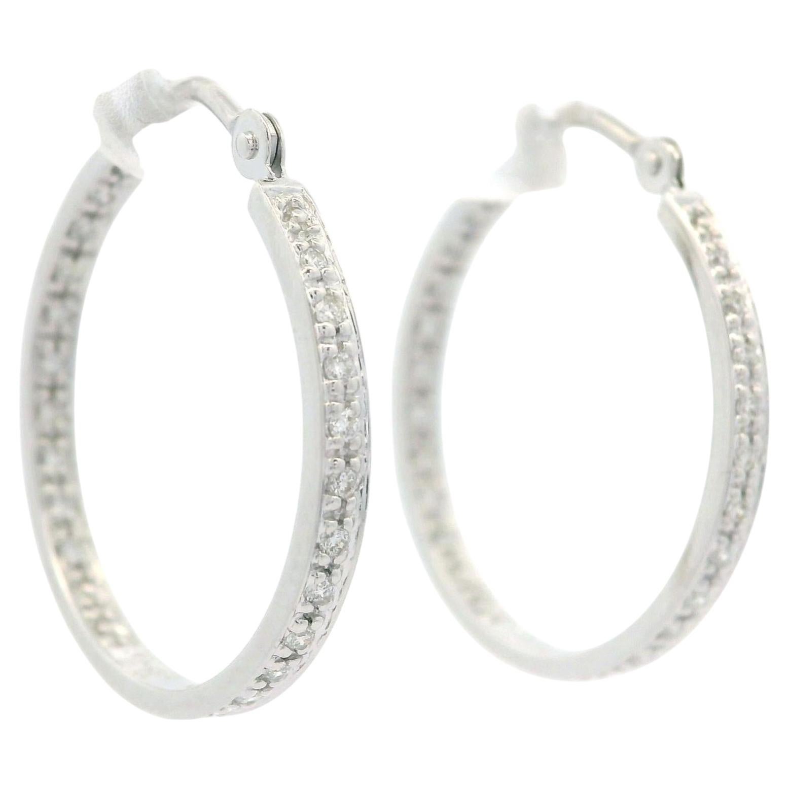 Pendientes de aro pequeños Classic In Out de oro blanco de 14k y diamantes de 0,25 ctw