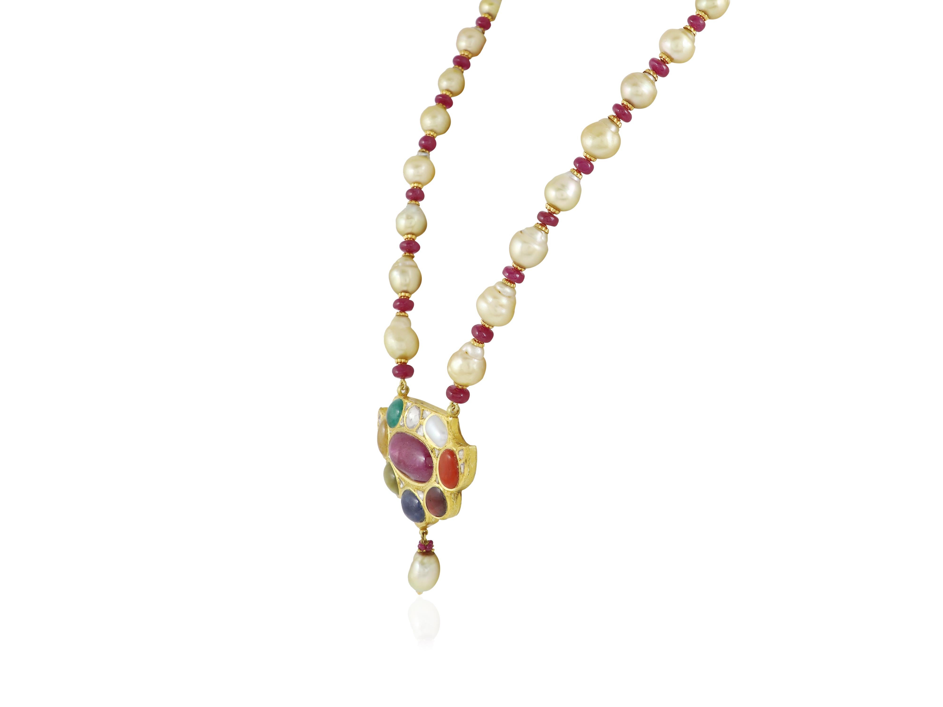 Classic Indian wedding jewellery, Navratna gold and diamond polki pendant In New Condition For Sale In Bangkok,, TH