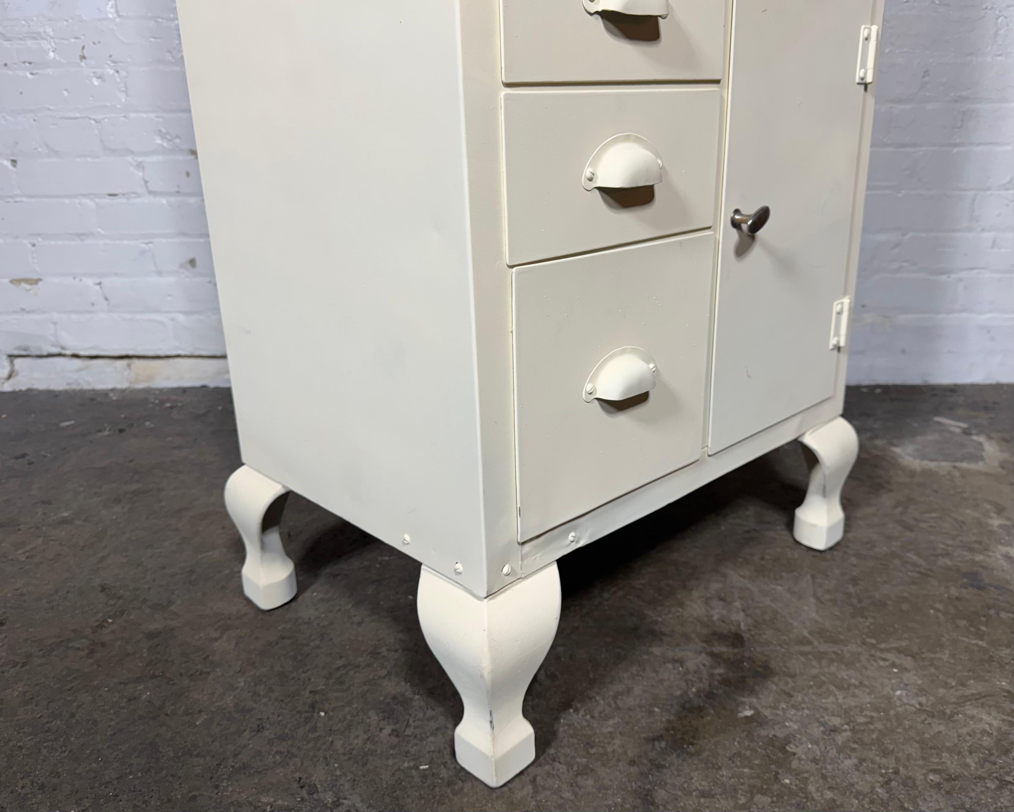 Mueble médico/expositor clásico industrial antiguo de metal y cristal, de diseño elegante y sencillo. Perfecto para el cuarto de baño o la cocina, En el proceso de pedido de clips de estante y vidrio.. La pieza ha sido repintada,, Entrega en mano