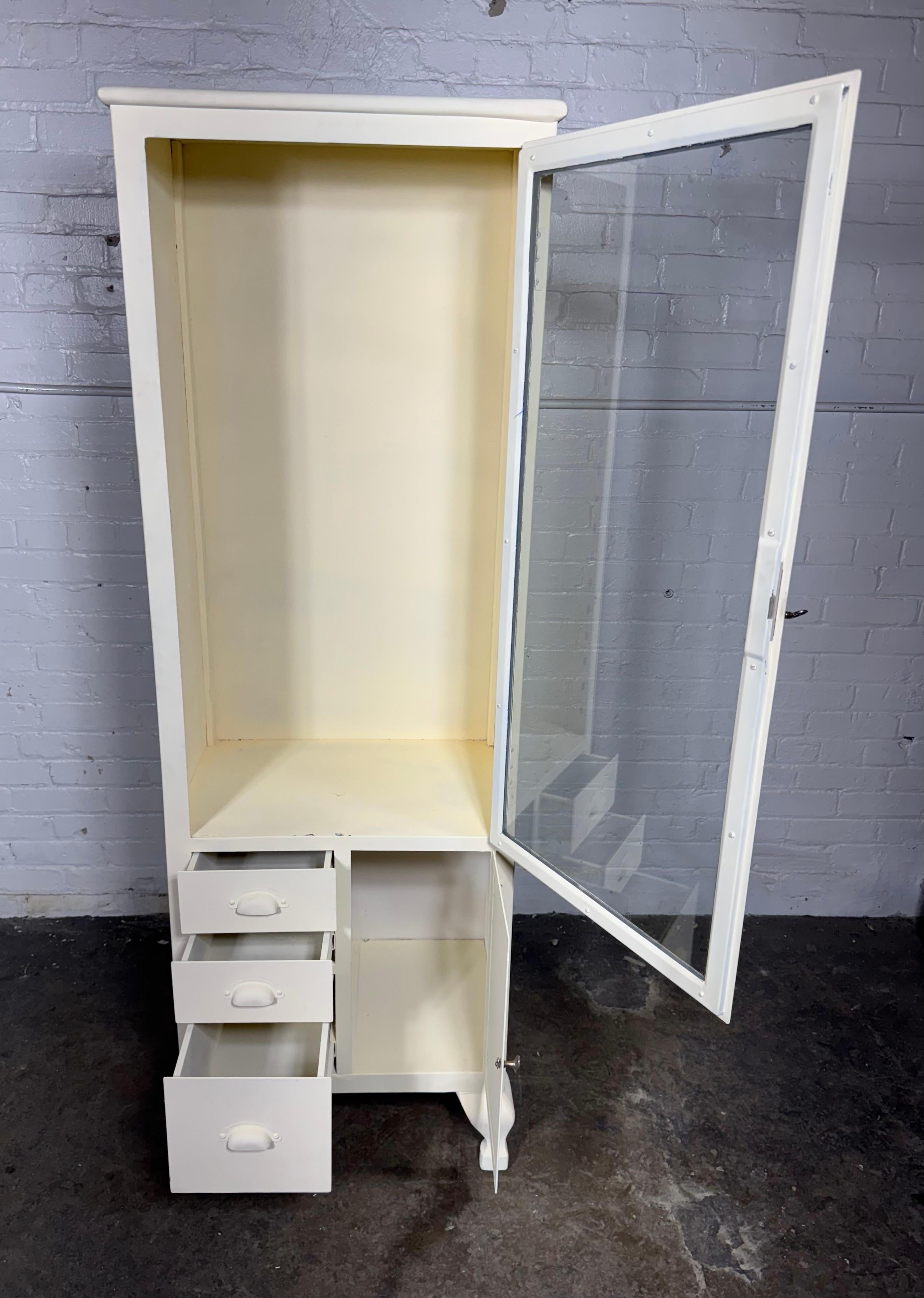 Clásico industrial de metal y cristal Mueble médico/ vitrina / cocina, baño Pintado en venta