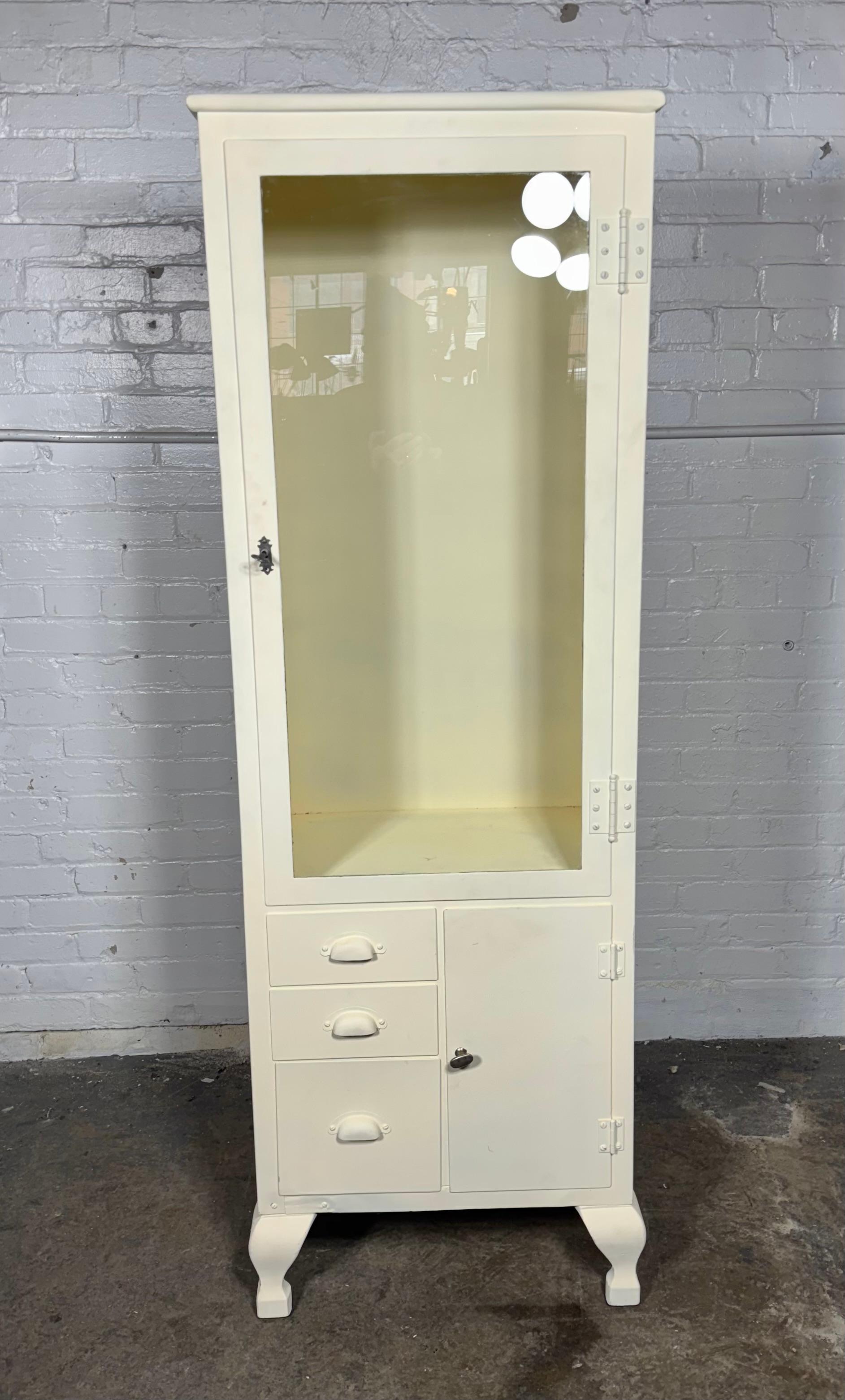Clásico industrial de metal y cristal Mueble médico/ vitrina / cocina, baño principios del siglo XX en venta