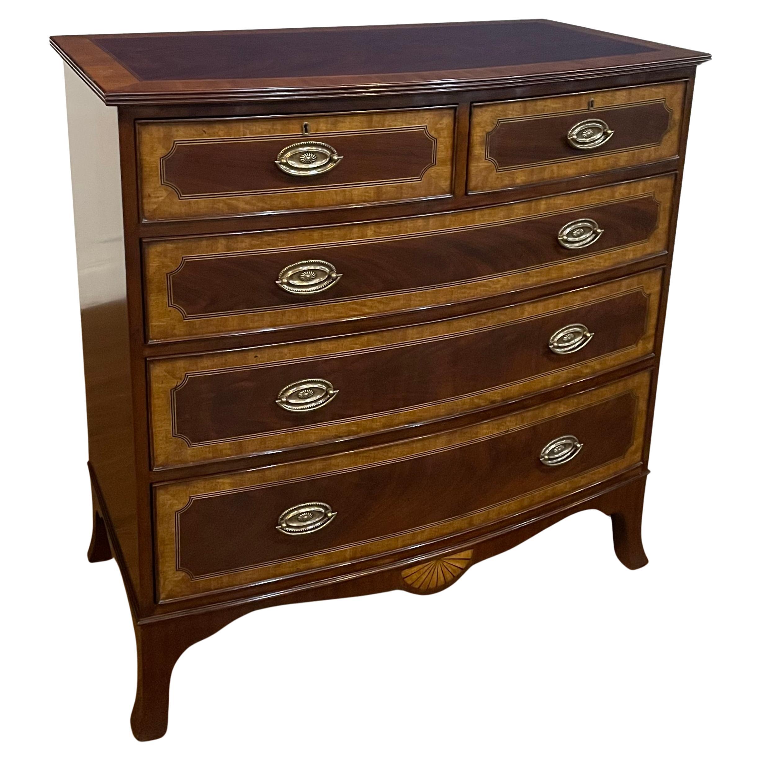 Cassettone classico intarsiato in mogano di Leighton Hall