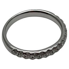 Anello a fascia in oro bianco 14K con inserto classico di diamanti tondi e brillanti