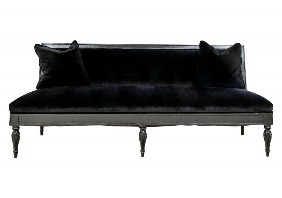Divano senza braccioli in stile internazionale classico in Mohair Navy in vendita 4