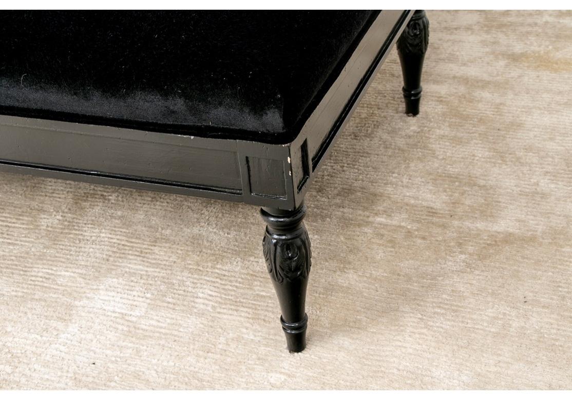 Un divano imbottito ben fatto e impeccabilmente personalizzato in stile internazionale. Con una struttura in lacca nera a contrasto e gambe affusolate intagliate a bulbo in stile antico. L'imbottitura in mohair navy è contrastata da due cuscini