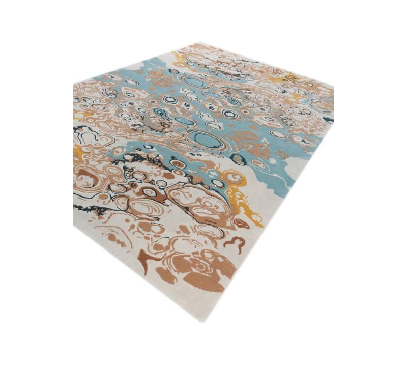 Esta alfombra es una exquisita mezcla de artesanía tradicional y diseño contemporáneo, y constituye un complemento visualmente impactante para cualquier salón. Esta alfombra rectangular presenta un exquisito dibujo en blanco nieve y tostado indio,