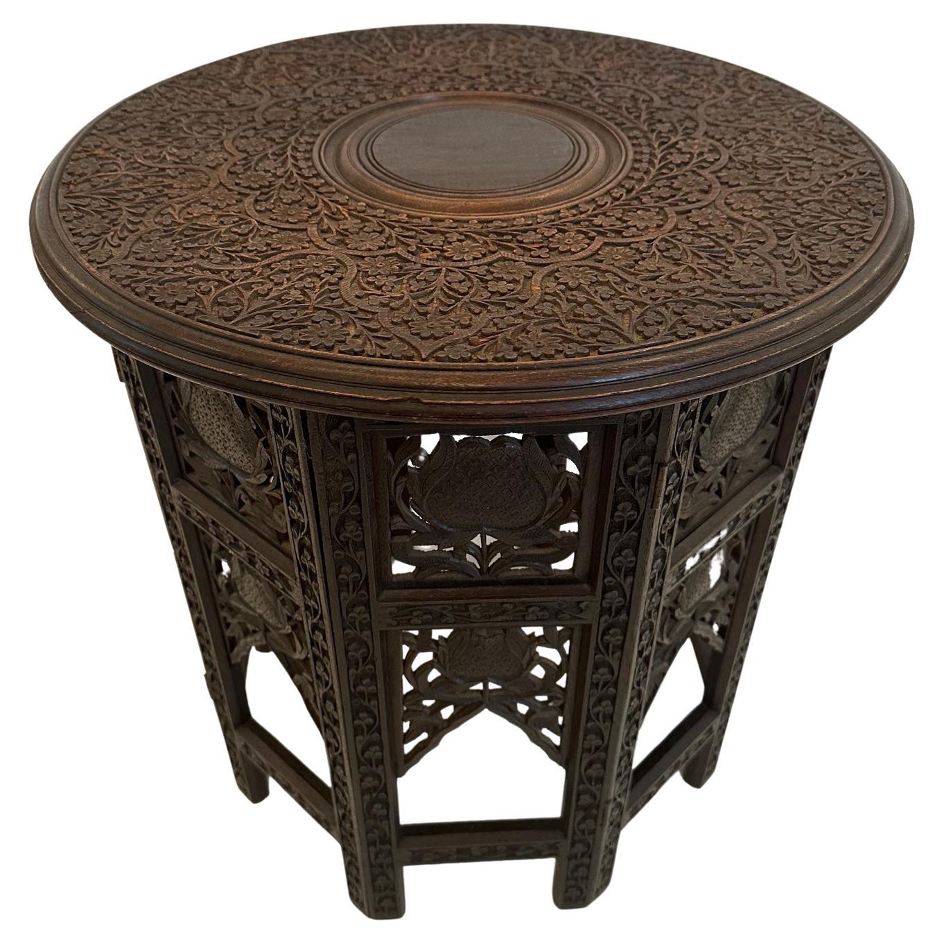 Table d'appoint ronde anglo-indienne classique en bois sculpté de manière complexe en vente