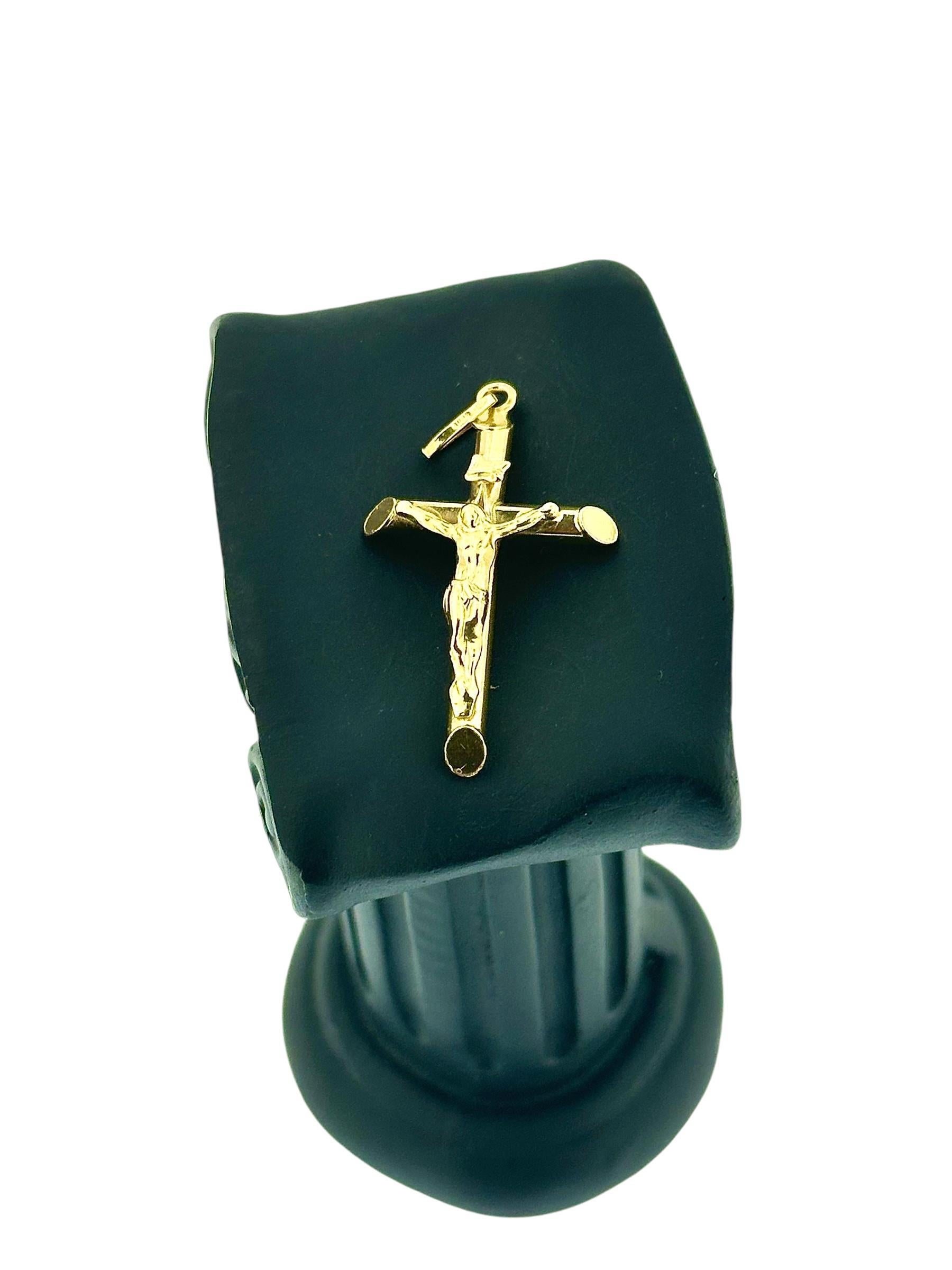 Ce crucifix italien classique, expression intemporelle de la foi et de l'élégance, est réalisé en or jaune 18 carats. Le crucifix présente un design épuré et traditionnel avec des détails finement définis qui incarnent l'artisanat italien.

La