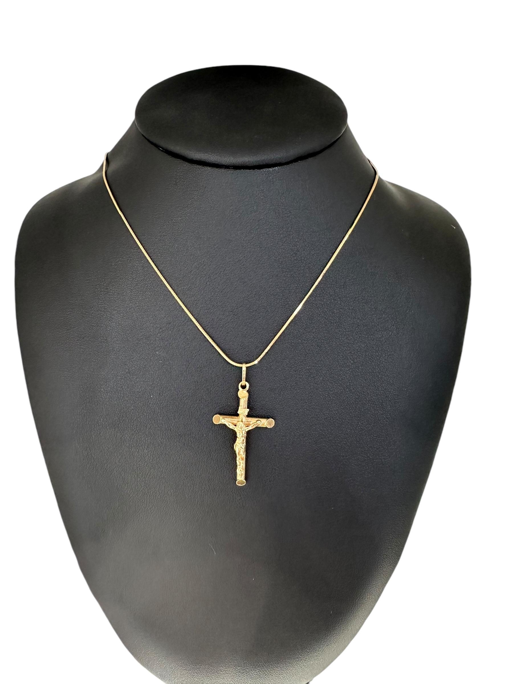 Moderne Crucifix italien classique en or jaune 18 carats en vente