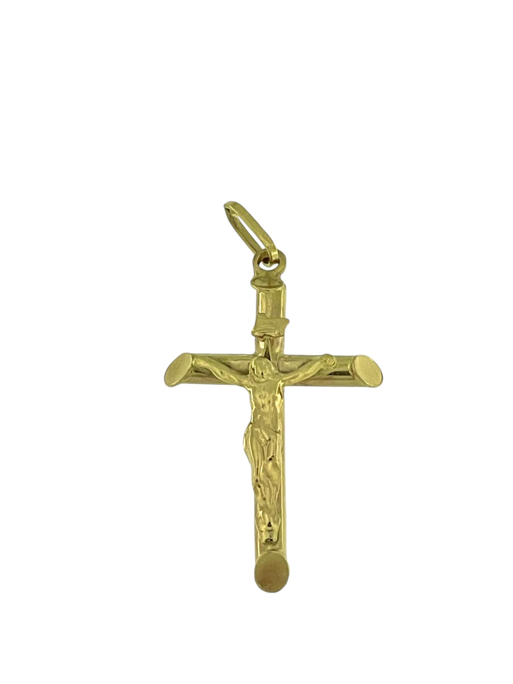 Crucifix italien classique en or jaune 18 carats Unisexe en vente