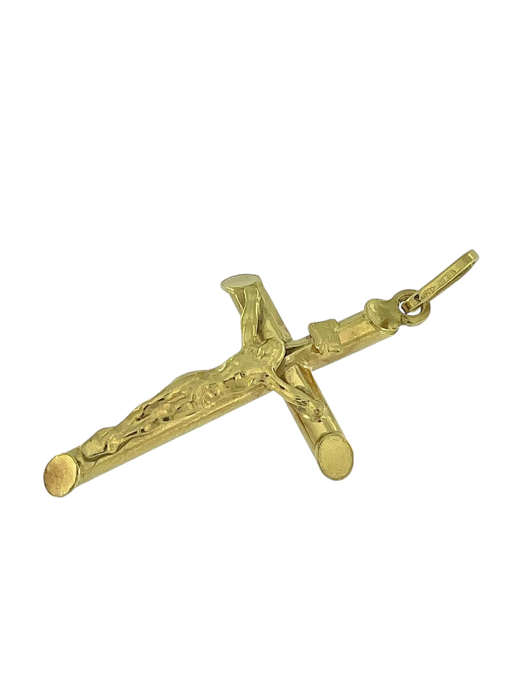 Crucifix italien classique en or jaune 18 carats en vente 1