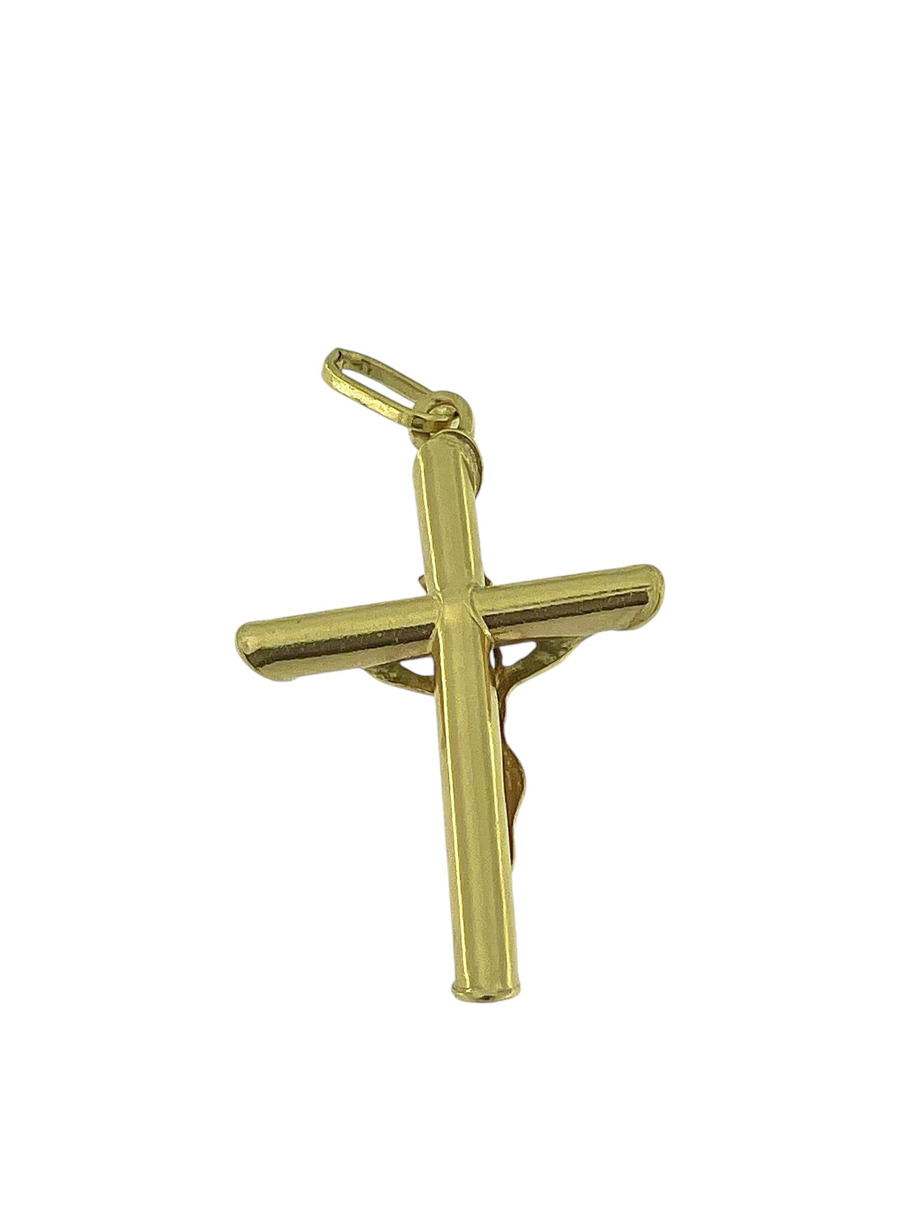 Crucifix italien classique en or jaune 18 carats en vente 2