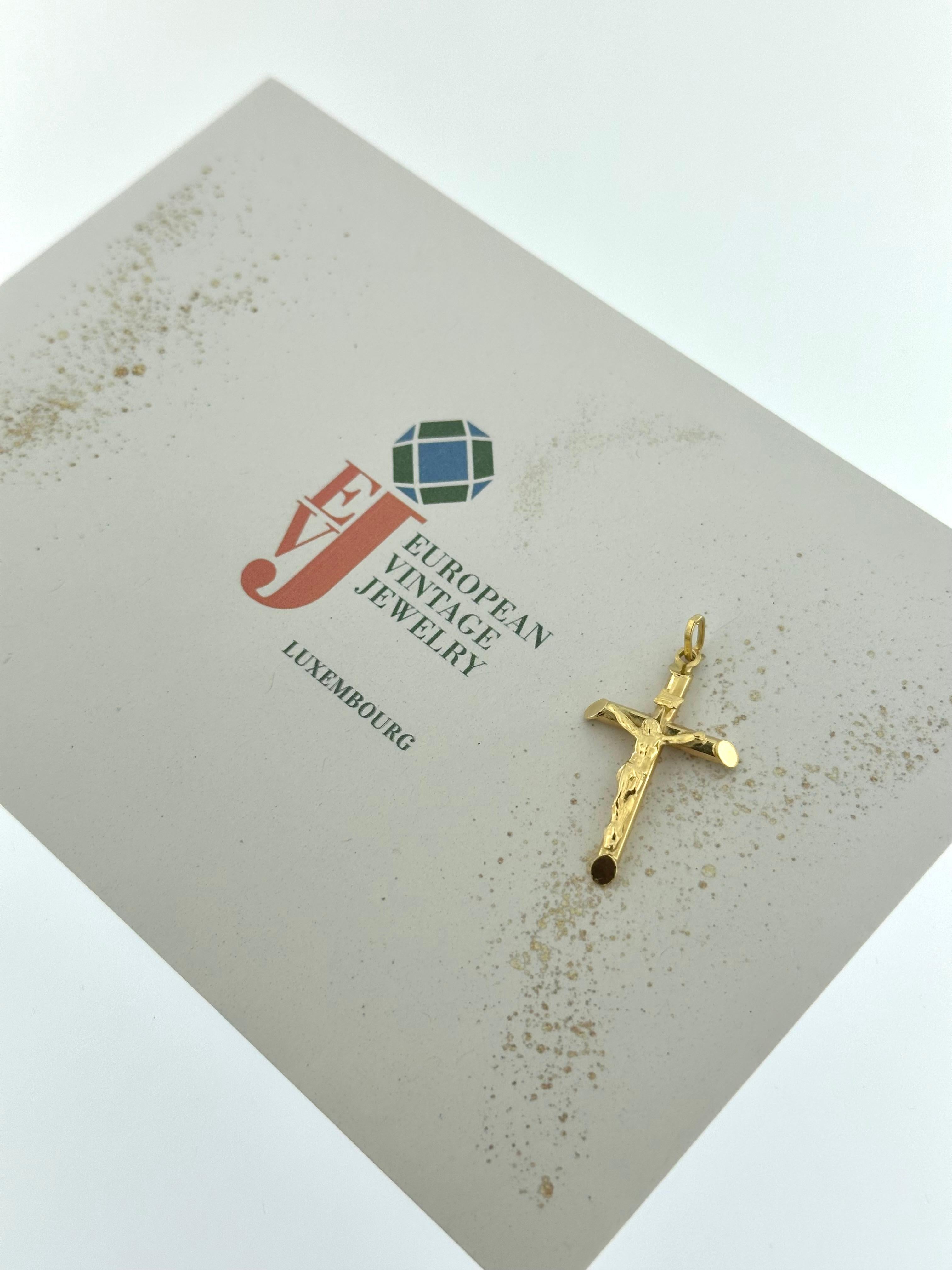 Crucifix italien classique en or jaune 18 carats en vente 3