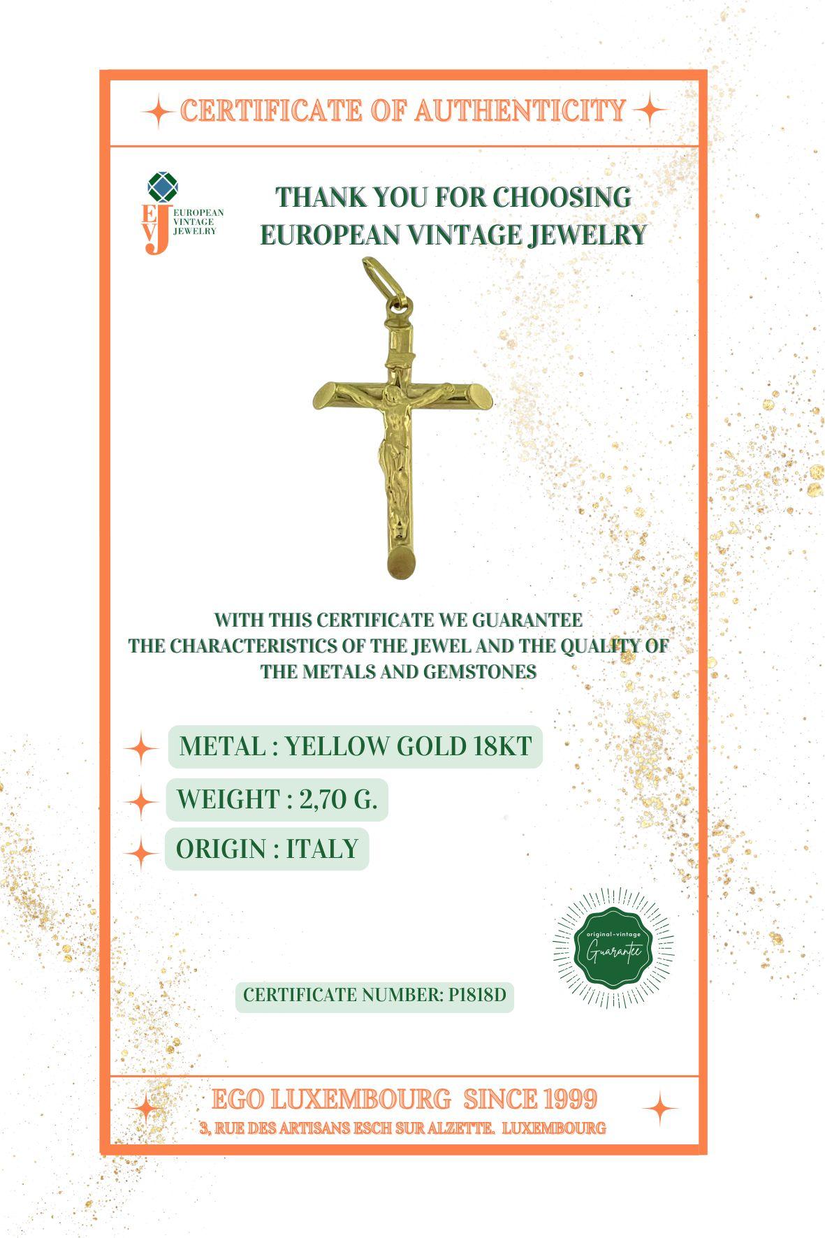 Crucifix italien classique en or jaune 18 carats en vente 4