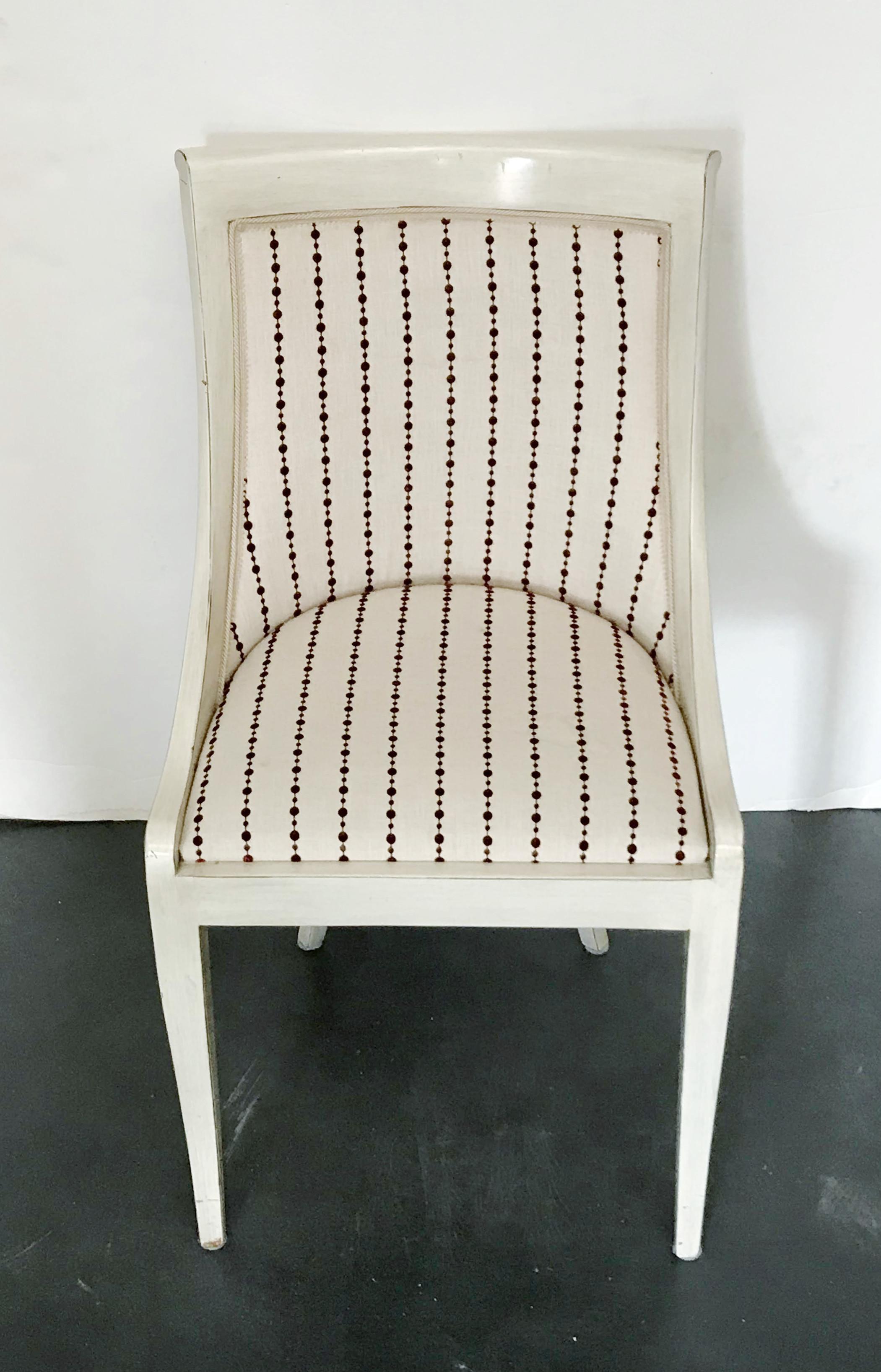 Sedia italiana in stile classico con struttura laccata color crema e imbottitura color crema con puntini rossi / Realizzata in Italia negli anni '80
Misure: Larghezza 19 pollici / Profondità 20 pollici / Altezza 35 pollici / Altezza seduta 20