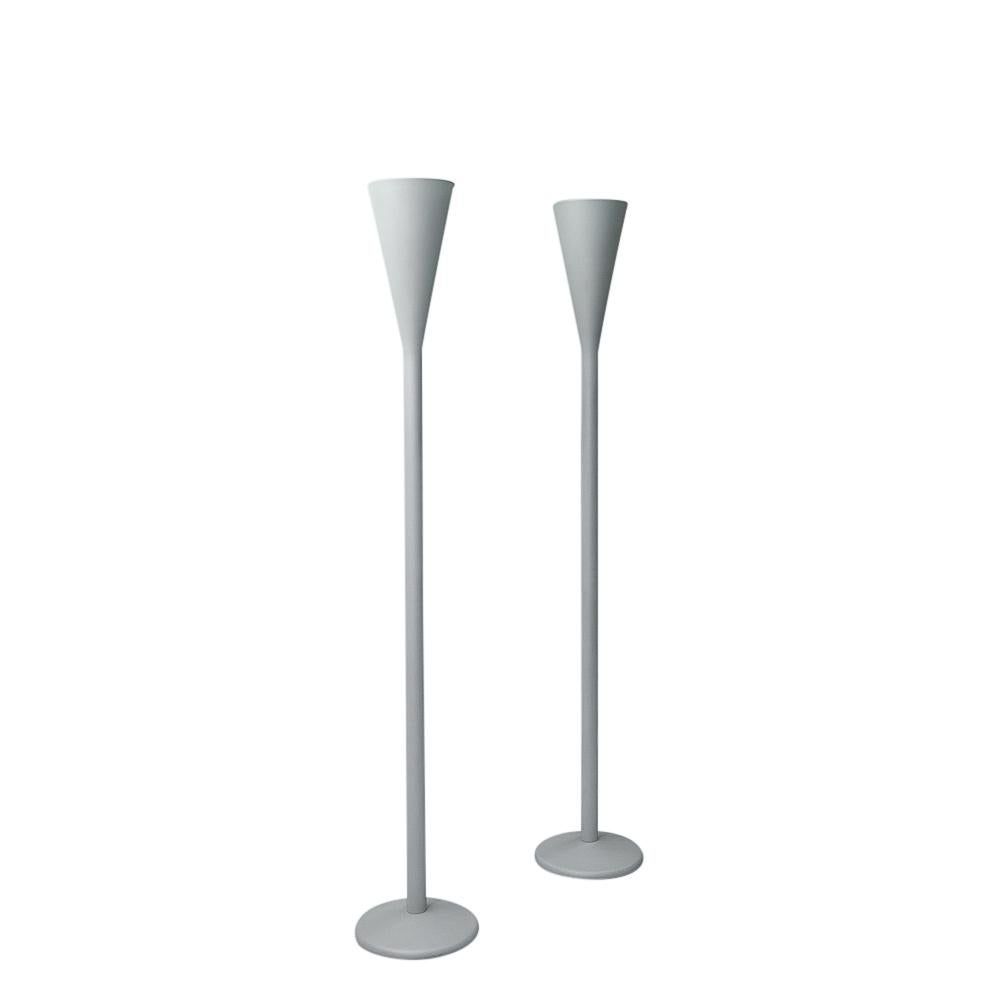 Veuillez noter que le prix est pour 1 lampe.

Lampadaire conçu par Pietro Chiesa en 1933 et produit par Fontana Arte. Le Luminator était à l'époque un design révolutionnaire, considéré comme le premier lampadaire à lumière indirecte de l'histoire du