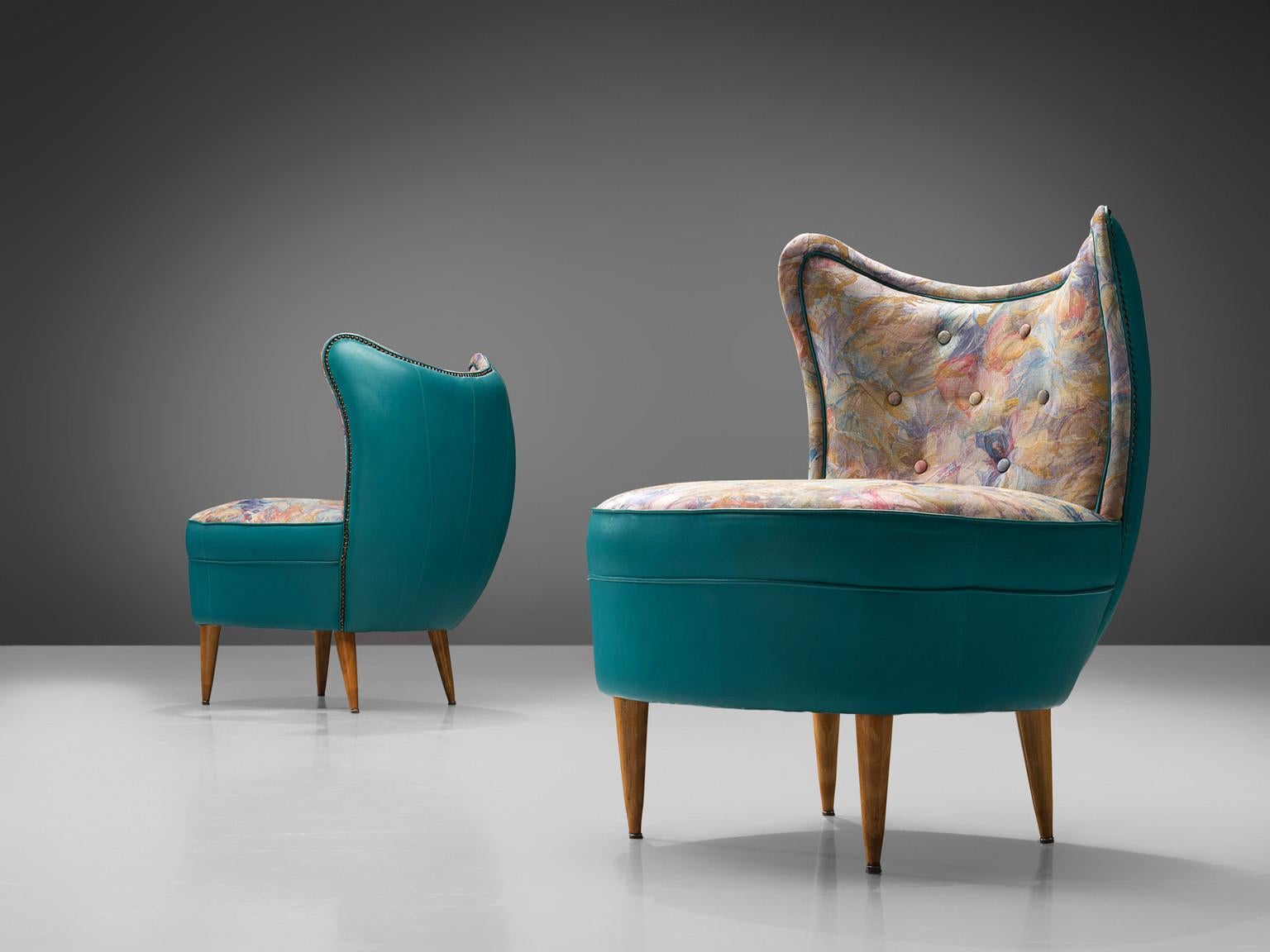 Paire de fauteuils, similicuir, tissu, laiton, hêtre, Italie, années 1950.

Cette paire de chaises longues est un exemple emblématique du design italien des années cinquante. Le dossier est légèrement courbé vers l'avant, ce qui lui confère une