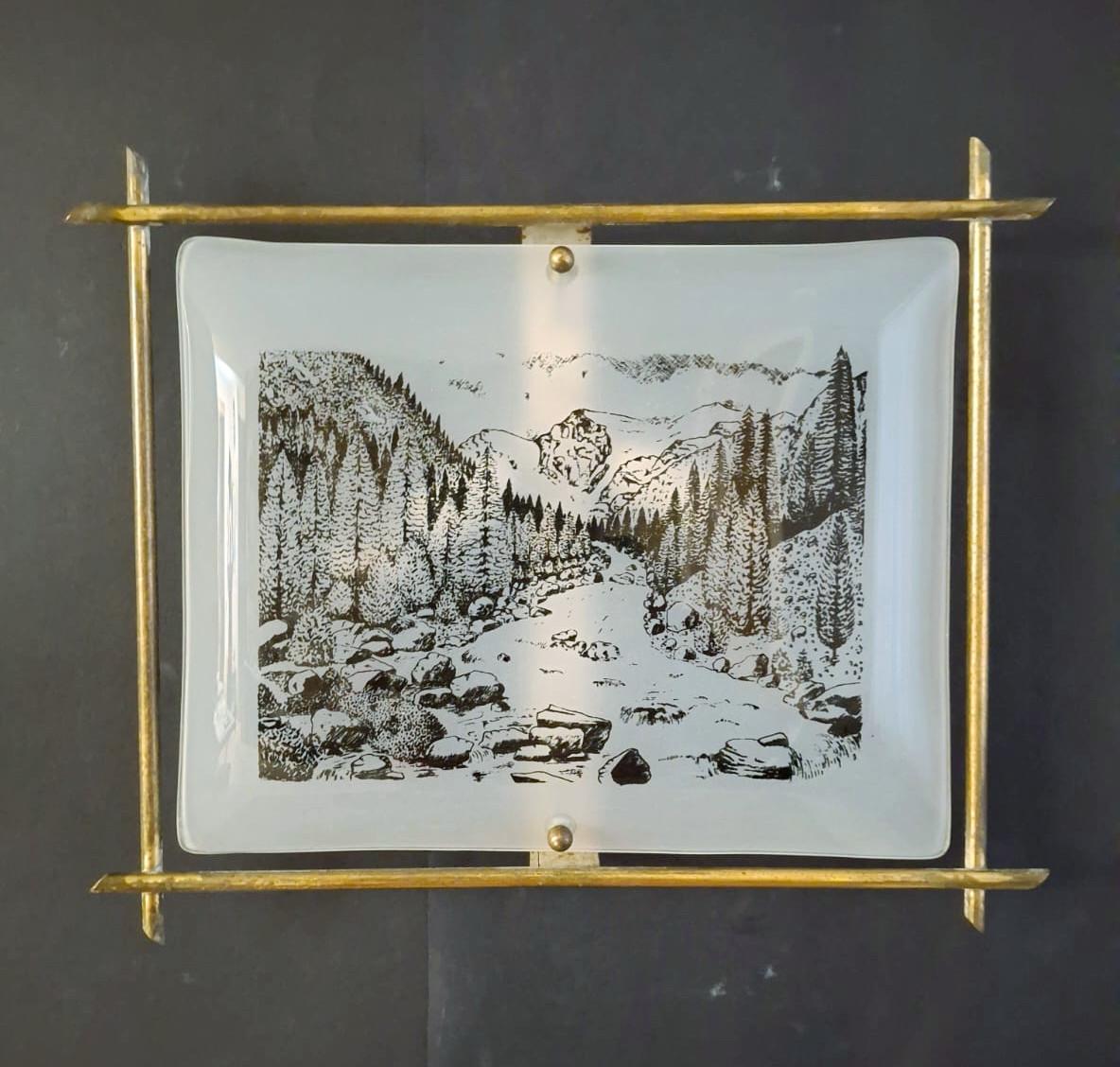 Aplique clásico italiano vintage rectangular con difusor de cristal blanco decorado con paisaje montado sobre marco de latón / Made in Italy, circa 1960s
Medidas: anchura 14,5 pulgadas / altura 12 pulgadas / profundidad 2,5 pulgadas
2 luces / tipo