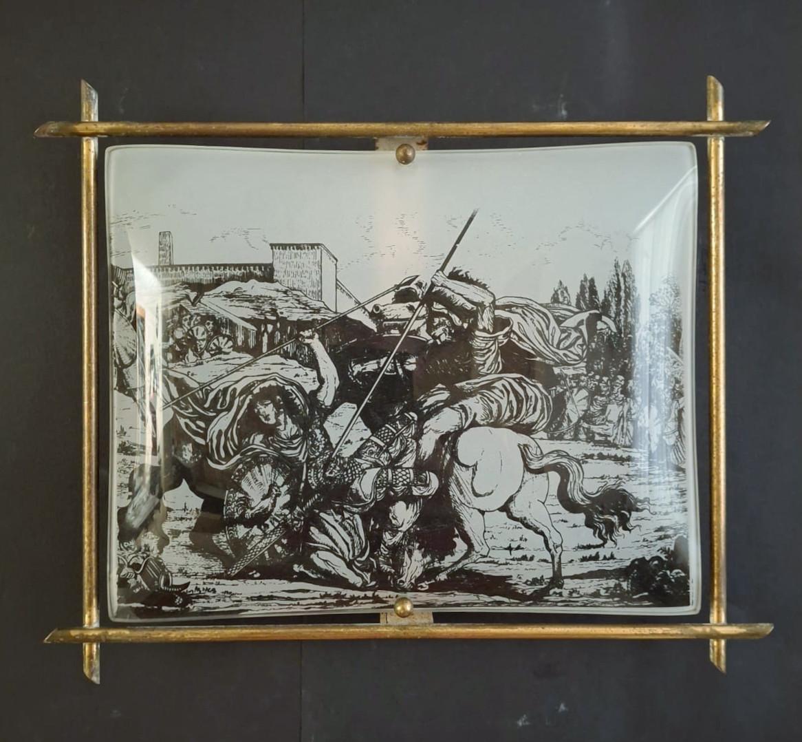 Applique rettangolare classica italiana d'epoca con diffusore in vetro bianco decorato con una scena di combattimento montato su una cornice in ottone / Made in Italy, circa 1960
Misure: larghezza 14,5 pollici / altezza 12 pollici / profondità 2,5