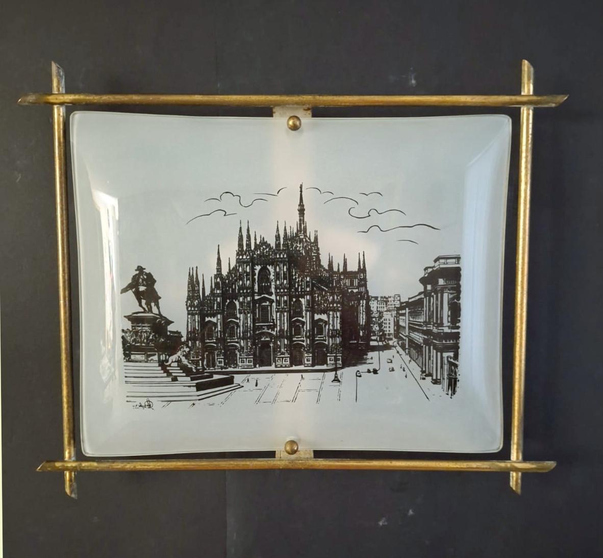 Aplique clásico italiano vintage rectangular con difusor de cristal blanco decorado con la catedral del Duomo de Milán, montado sobre bastidor de latón / Fabricado en Italia, hacia la década de 1960
Medidas: anchura 14,5 pulgadas / altura 12