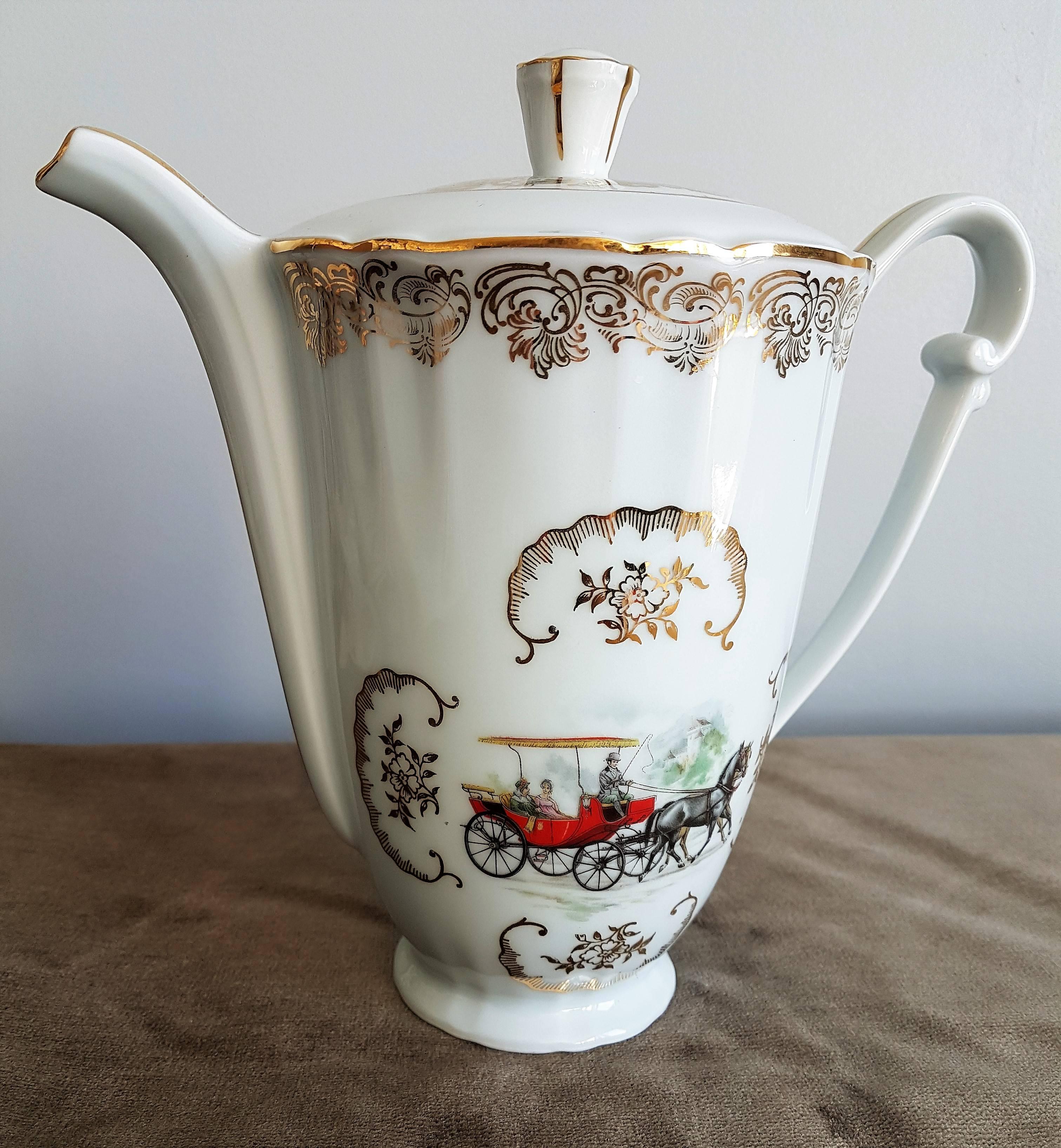 Feines klassisches italienisches weißes Porzellan mit Golddekor, das elegante Kutschen des 19. Jahrhunderts und elegante Paare darstellt.
Set aus neun Teilen: Eine Teekanne, ein Milchkännchen, eine Zuckerdose und sechs Tassen und Untertassen.