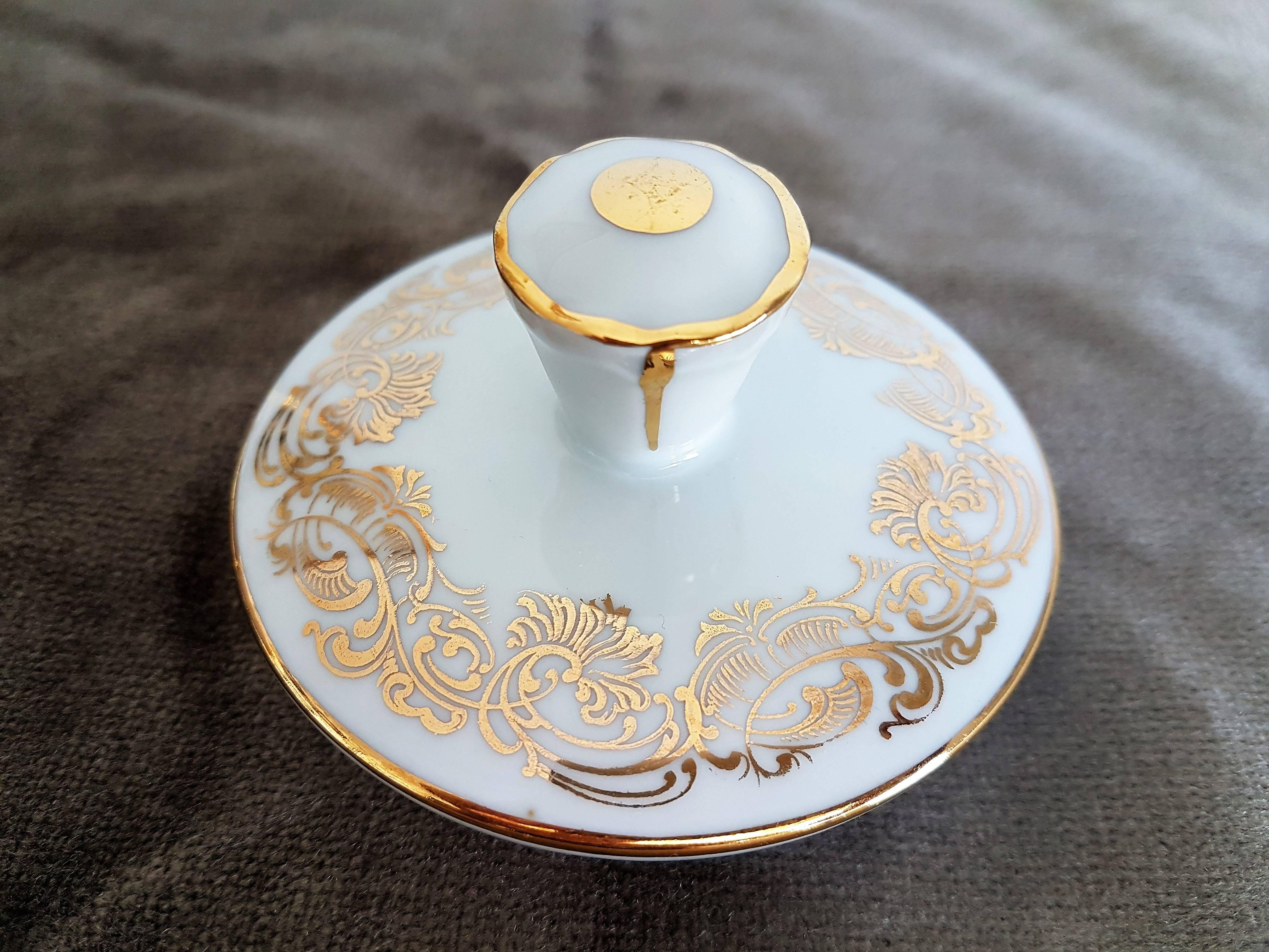 Klassisches italienisches Teeset aus feinem Porzellan in Weiß und Gold im Angebot 2