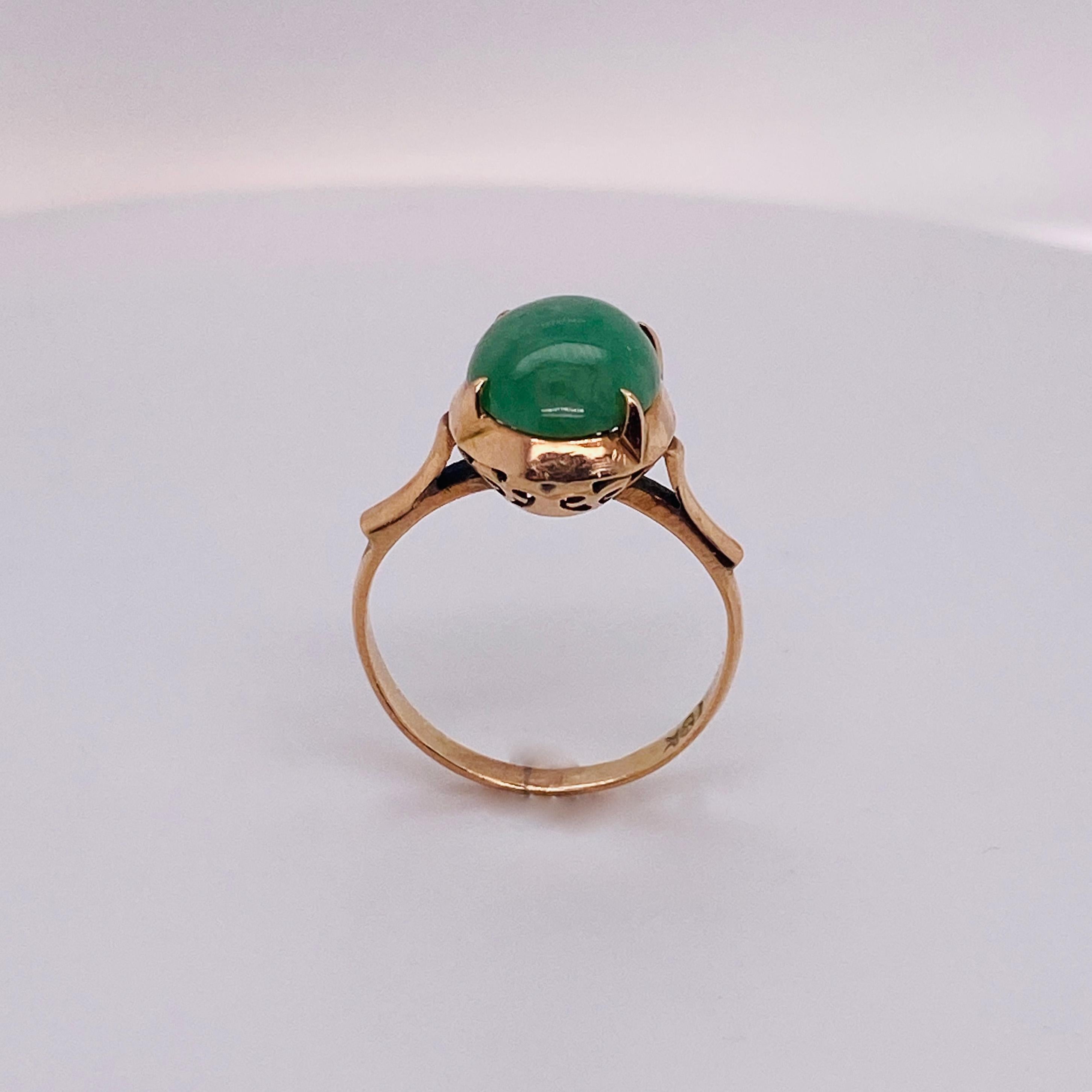 Classic Jade Oval Cabochon Ring 18k Yellow Gold, 2.38 Carats Everyday Style (Lv) In Excellent Condition In Austin, TX
