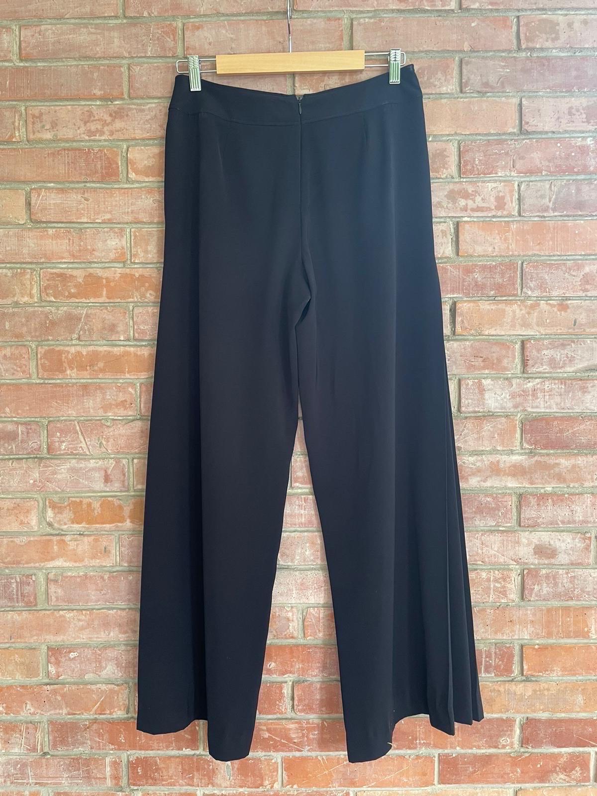 Pantalones clásicos Jean Paul Gaultier
Poli clásico negro con cremallera en la espalda. 
44 Talla italiana
Cintura 38 cm
entrepierna 28 cm
104 cm de longitud.