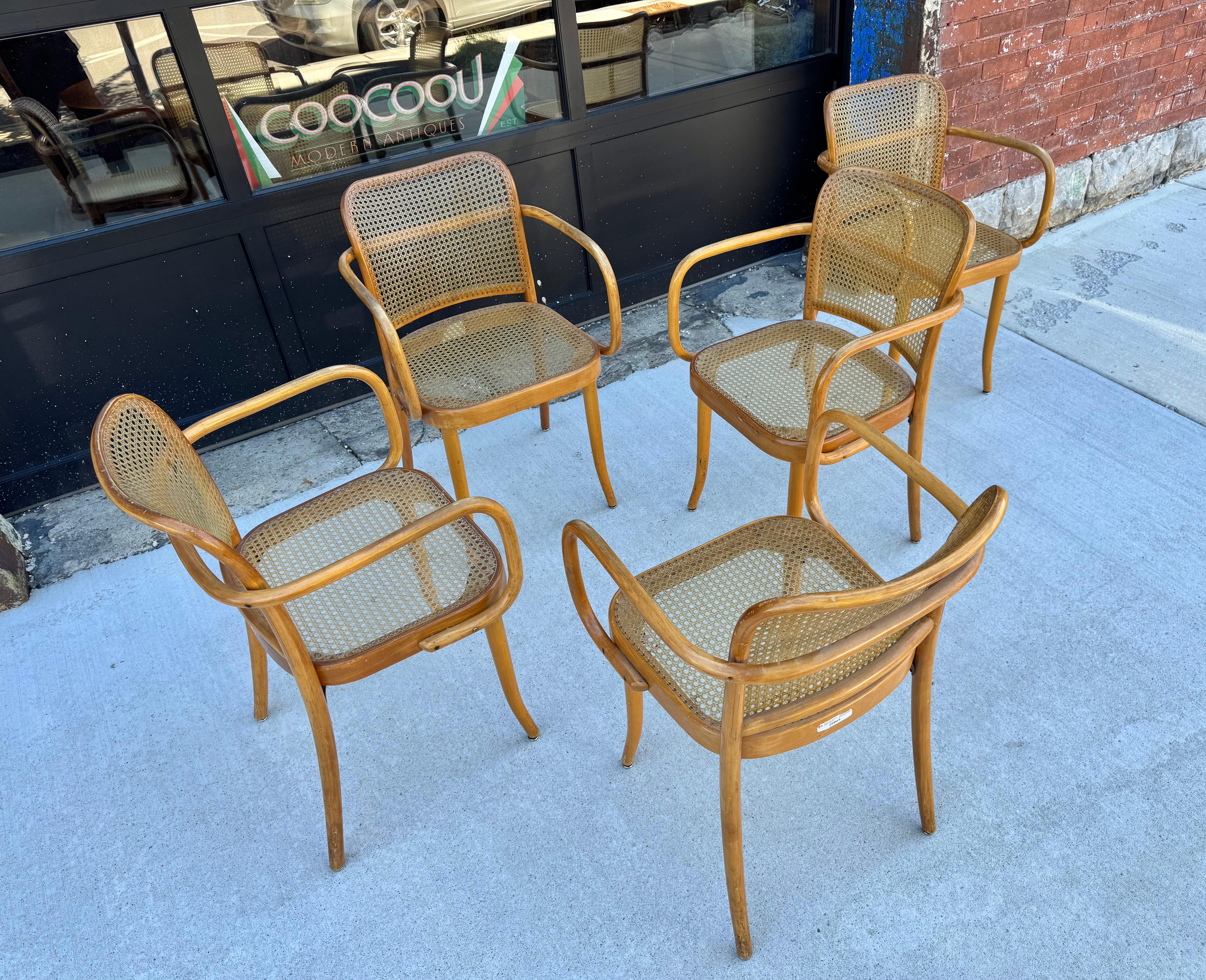 Clásico Juego de cinco sillones Thonet n.º 811 o sillones Praga diseñados por Josef Hoffman fabricados por Ligna / Czechoslovaka..  Las sillas presentan un diseño icónico de armazón de madera curvada con brazos cuadrados y asiento y respaldo de