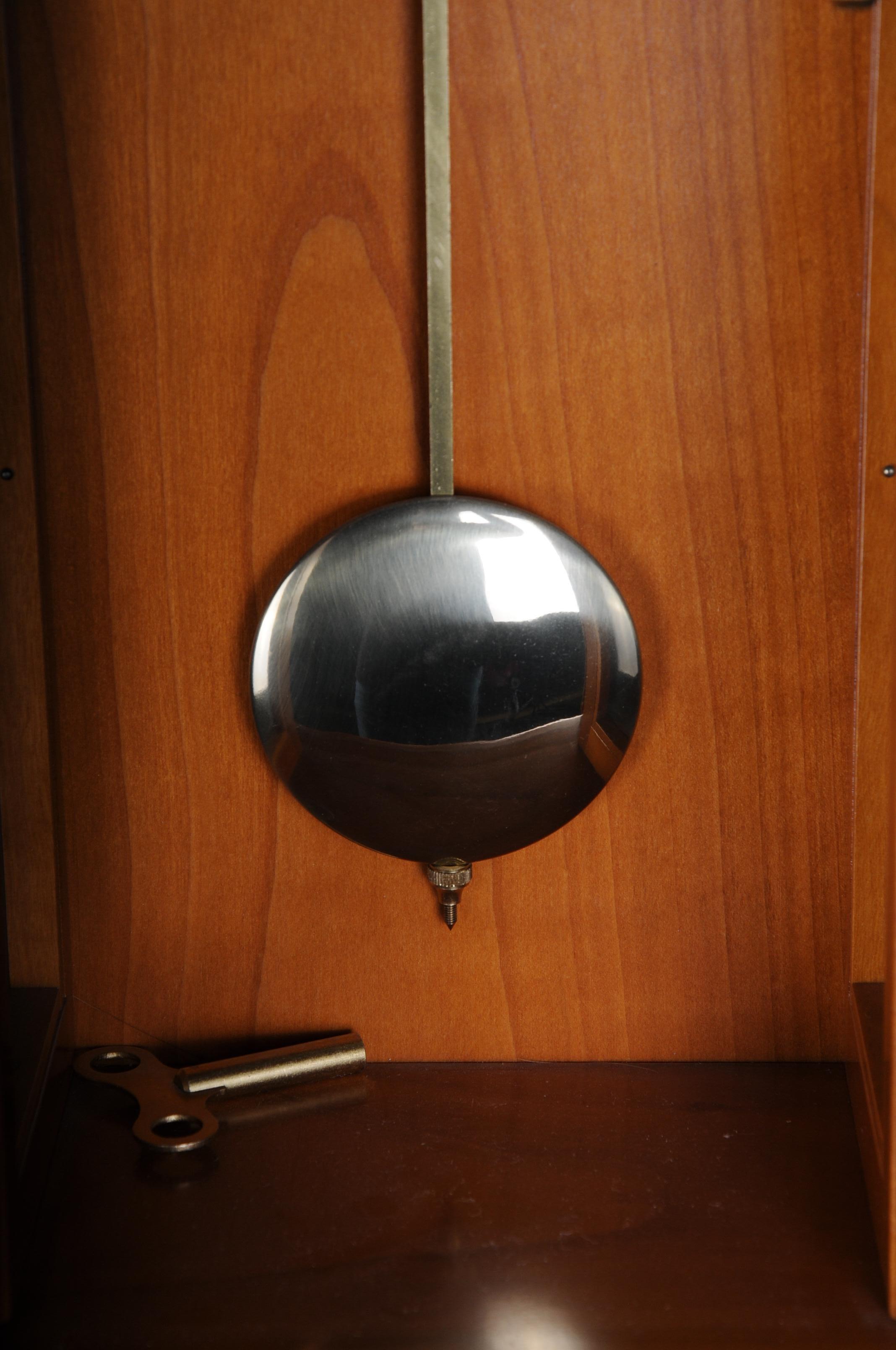 Klassische klassische Kieninger Pendel-Wanduhr/Regulator, Kirschbaumholz (20. Jahrhundert)