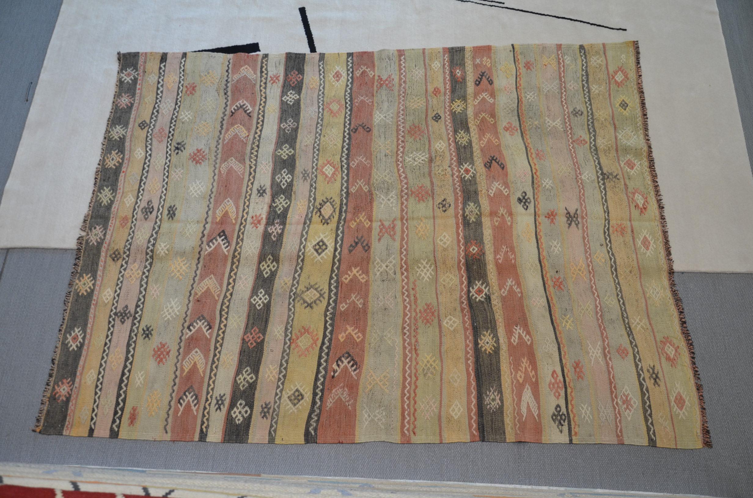 Hand-Woven Classic Kilim. 2.30 x 1.65 m For Sale