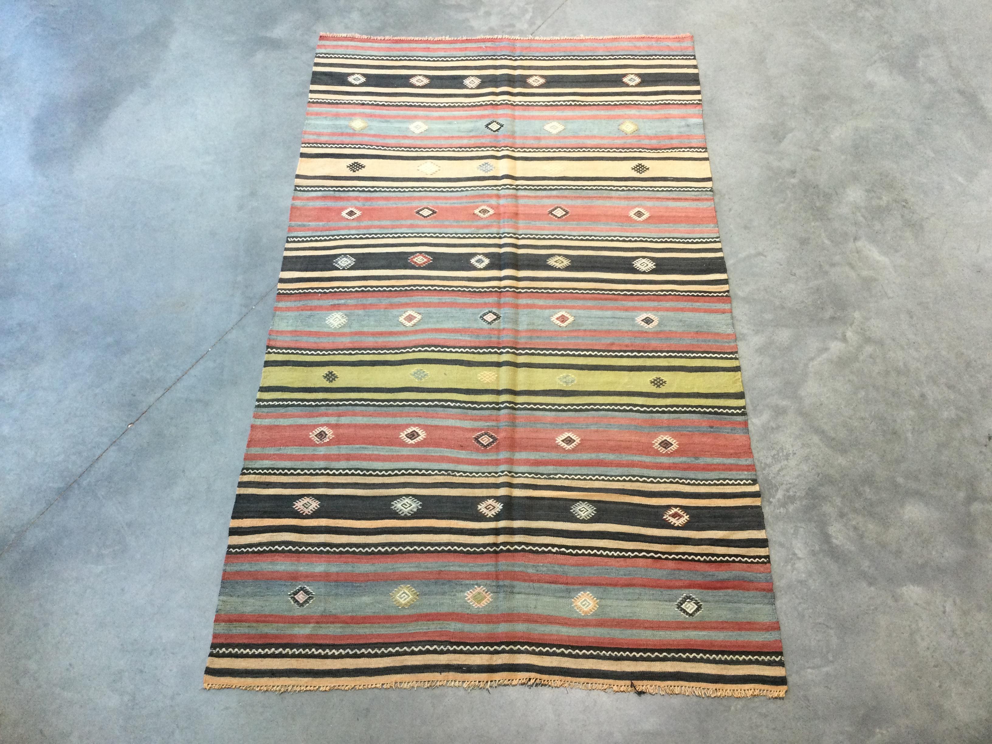 - Classic Kilim made of wool.
- His style is characterized by its geometric designs .
- Their tones are not uniform, which makes these types of rugs very functional when decorating with other fabrics.
- Its flat texture mixes different geometries
