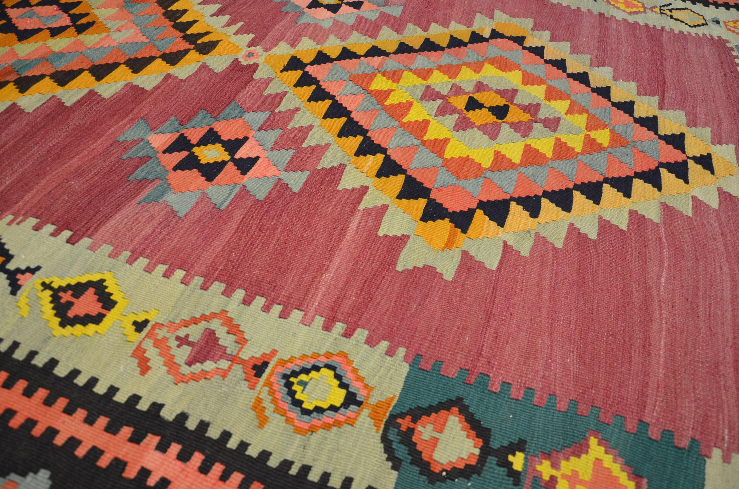 - Classic Kilim made of wool.
- His style is characterized by its multicolor geometric designs .
- Their tones are not uniform, which makes these types of rugs very functional when decorating with other fabrics.
- Its flat texture mixes different