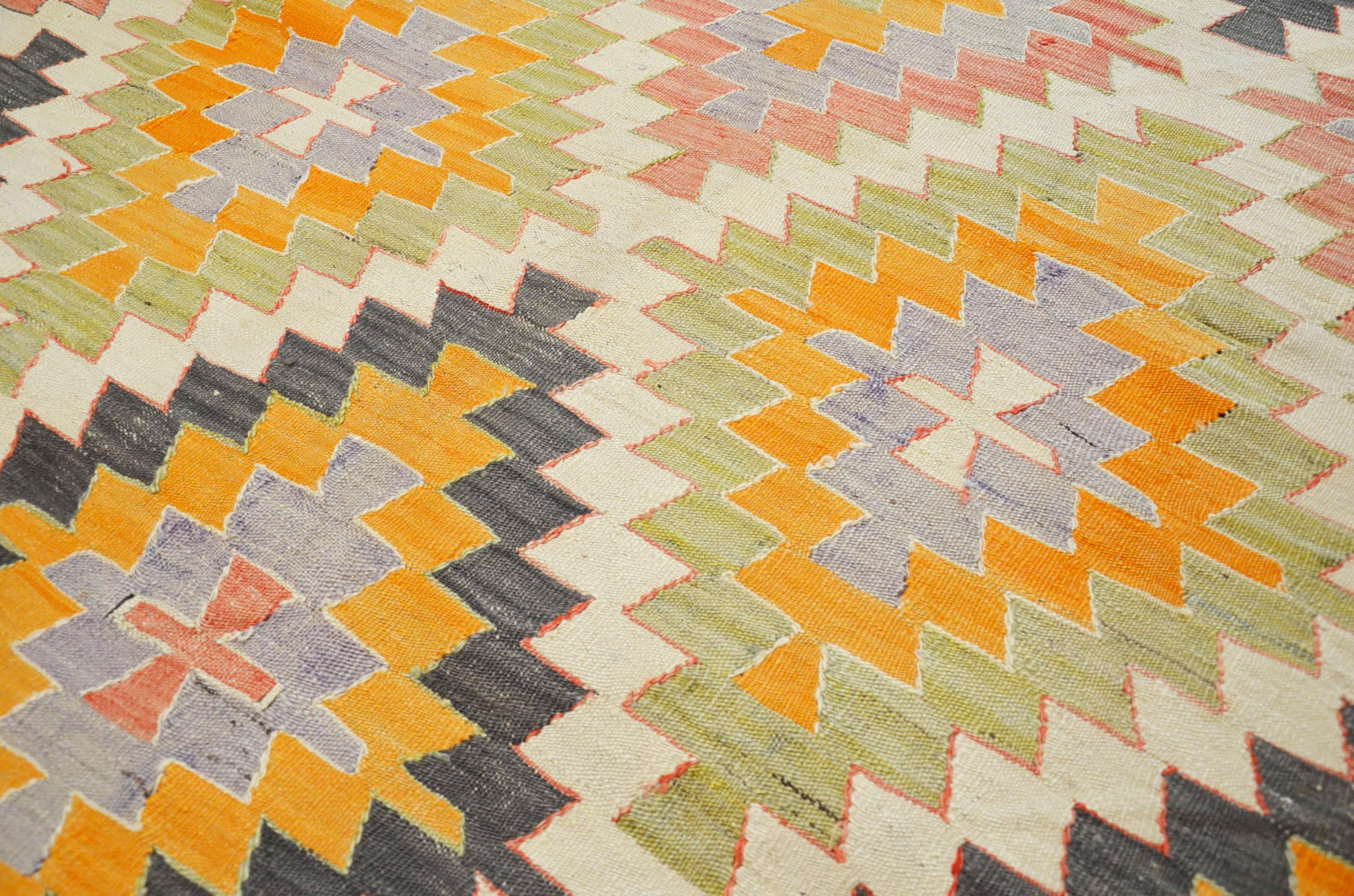 - Classic Kilim made of wool.
- Its style is characterized by its geometric designs and the richness of its colors.
- Tones are not uniform, which makes these types of rugs very functional when decorating with other fabrics.
- Its flat texture mixes
