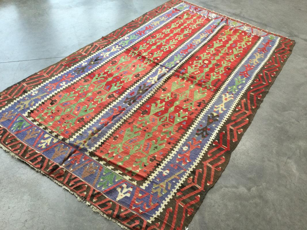 - Classic Kilim made of wool.
- His style is characterized by its geometric designs and the richness of its colors.
- Their tones are not uniform, which makes these types of rugs very functional when decorating with other fabrics.
- Its flat texture