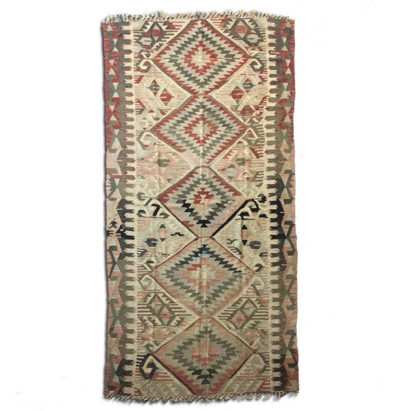 - Classic Kilim made of wool.
- Style is characterized by its geometric designs and the richness of its colors.
- Their tones are not uniform, which makes these types of rugs very functional when decorating with other fabrics.
- Its flat texture