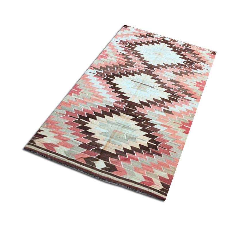 - Classic Kilim made of wool.
- His style is characterized by its geometric designs and the richness of its colors.
- Their tones are not uniform, which makes these types of rugs very functional when decorating with other fabrics.
- Its flat texture