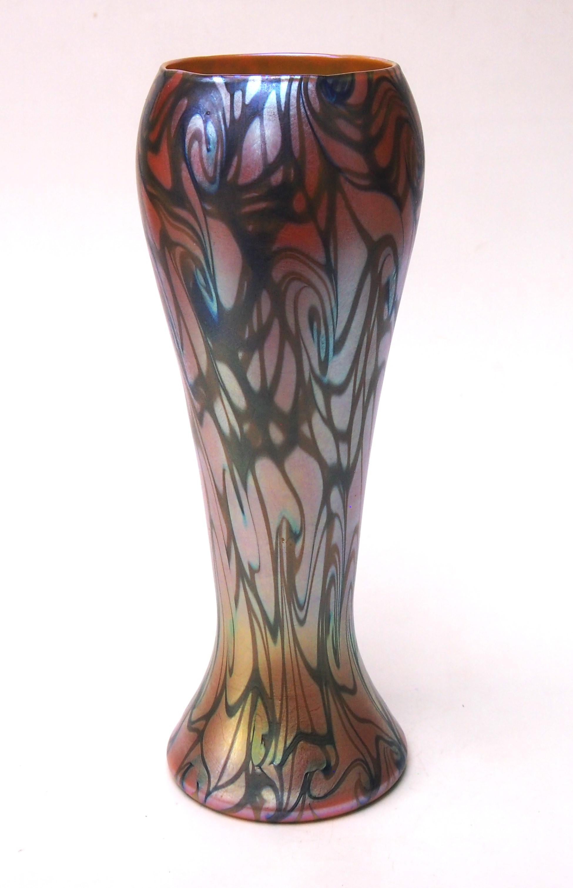 Art nouveau Vase classique en verre américain Quezal 