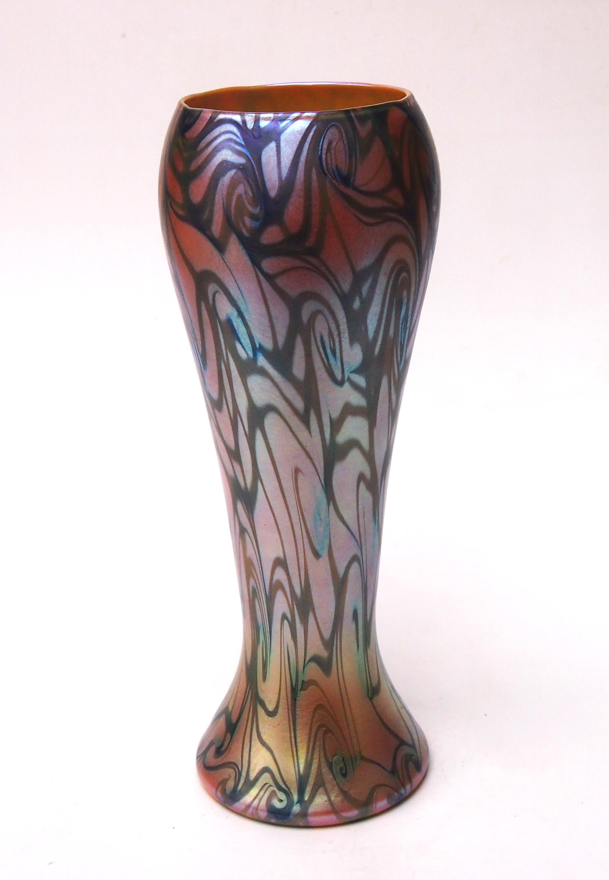 Américain Vase classique en verre américain Quezal 